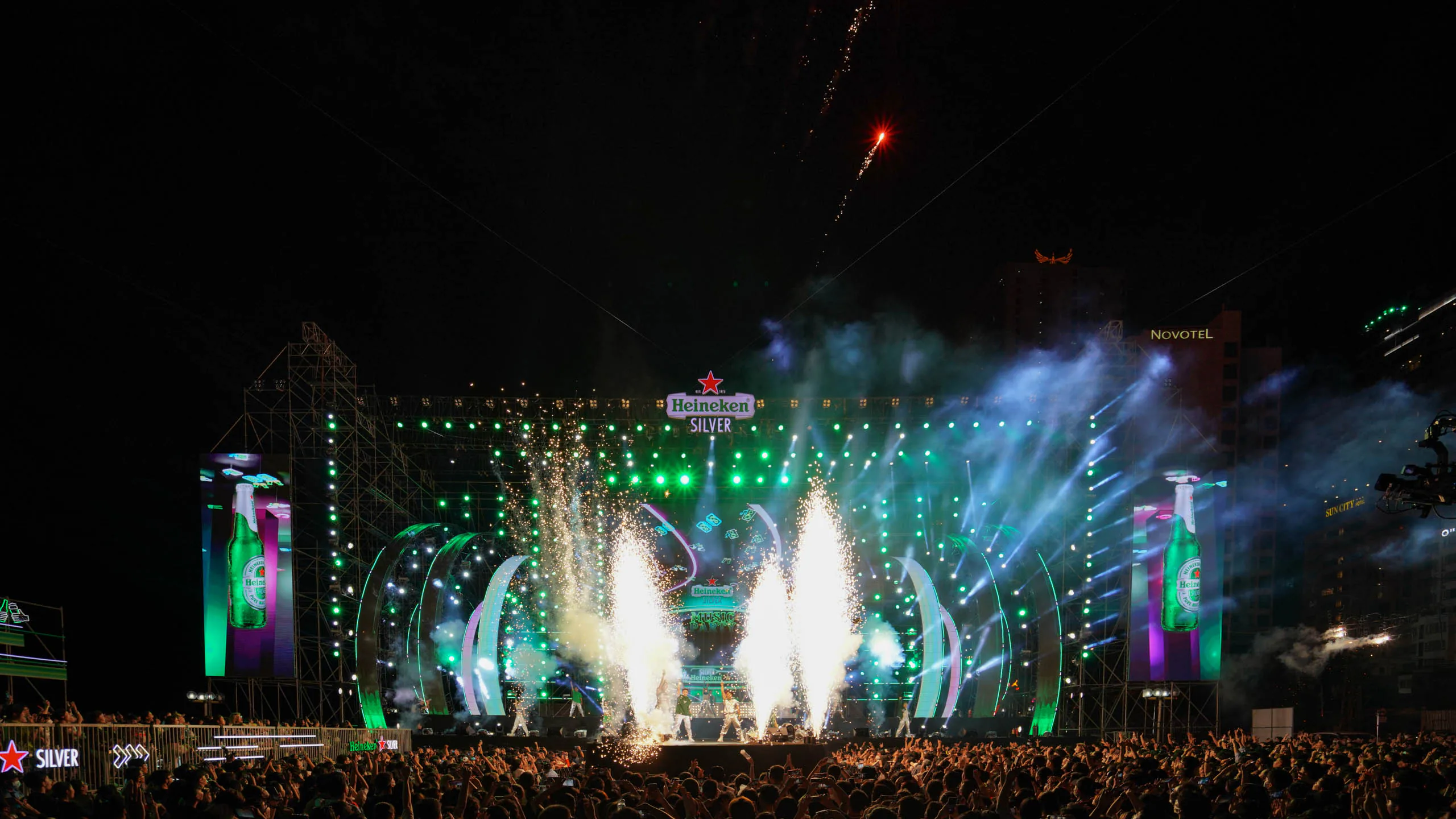 Heineken Silver Music Party – Đại nhạc hội trên không "nhẹ êm mà đậm chất" mang đến trải nghiệm âm nhạc thời thượng và công nghệ đồ họa độc đáo