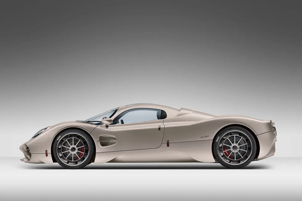 Pagani Utopia ra mắt với động cơ Mercedes, nội thất hoài cổ và giá từ 2.19 triệu USD