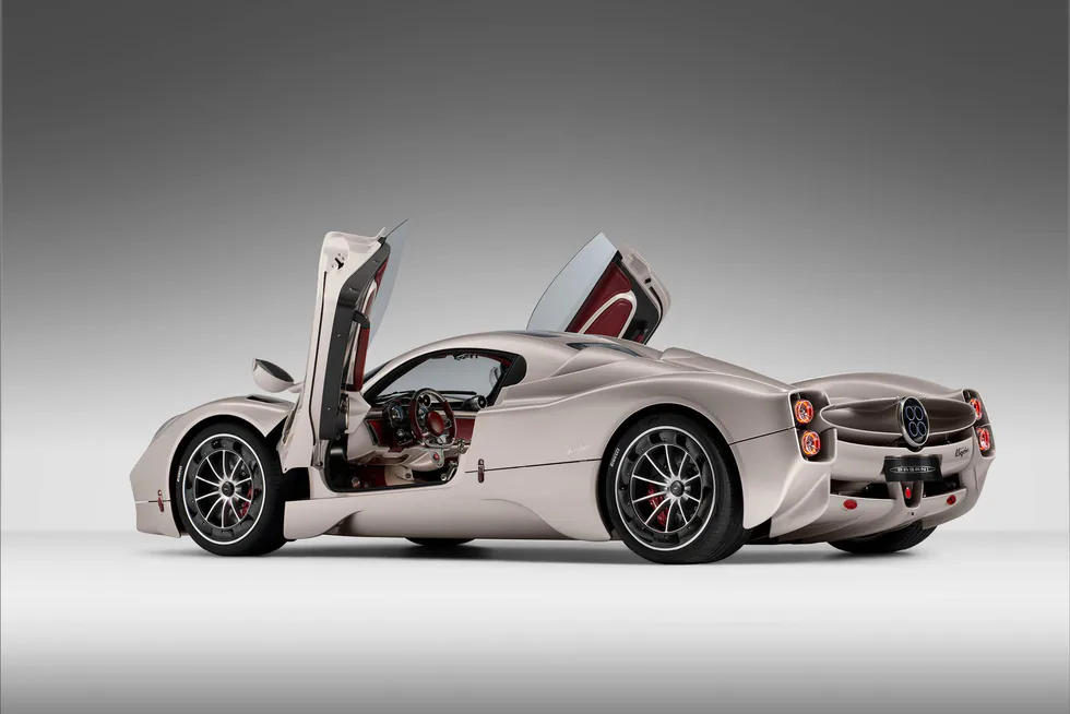 Pagani Utopia ra mắt với động cơ Mercedes, nội thất hoài cổ và giá từ 2.19 triệu USD