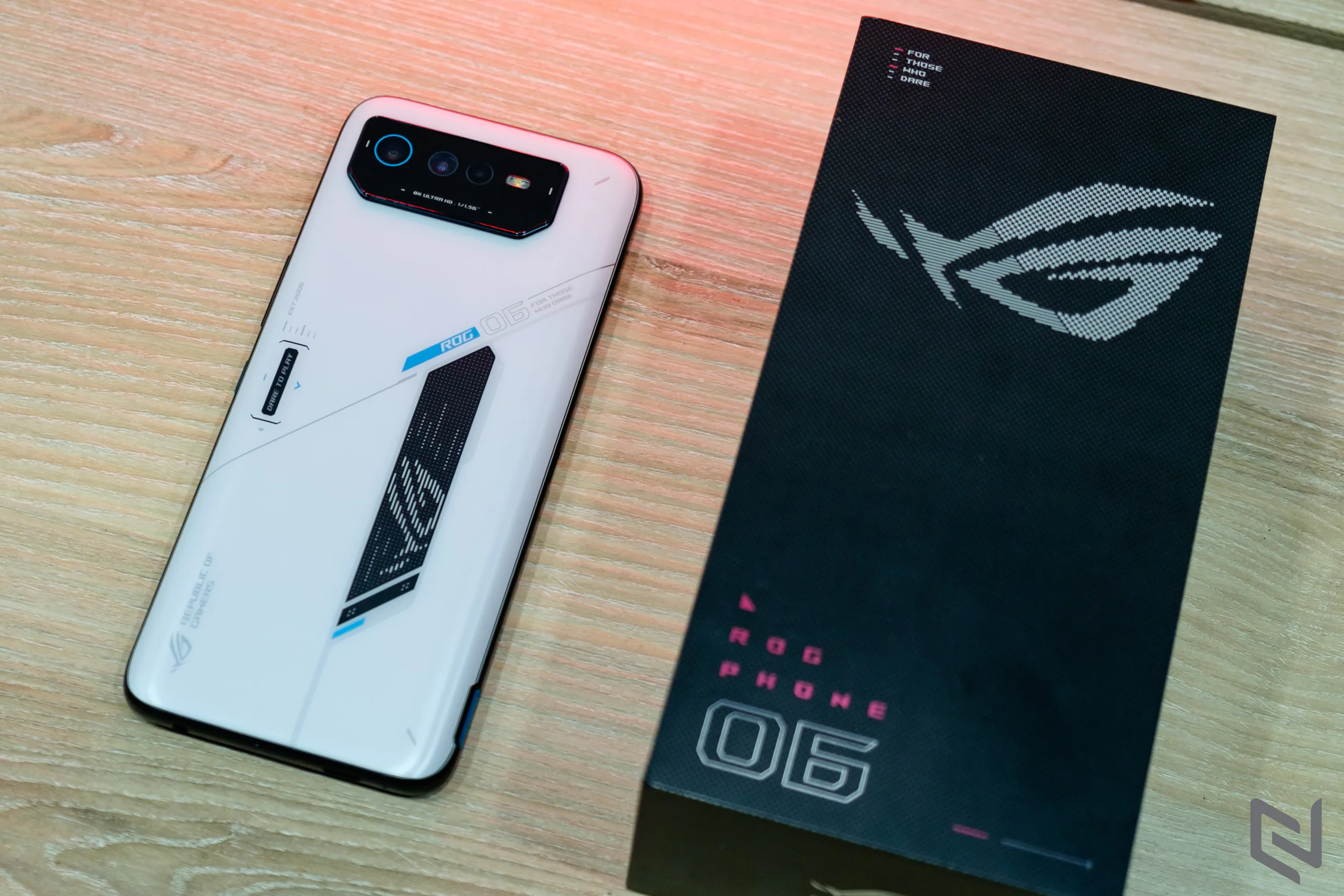 Trên tay gaming phone ROG Phone 6, một trong những smartphone chơi game mát mẻ nhất hiện nay