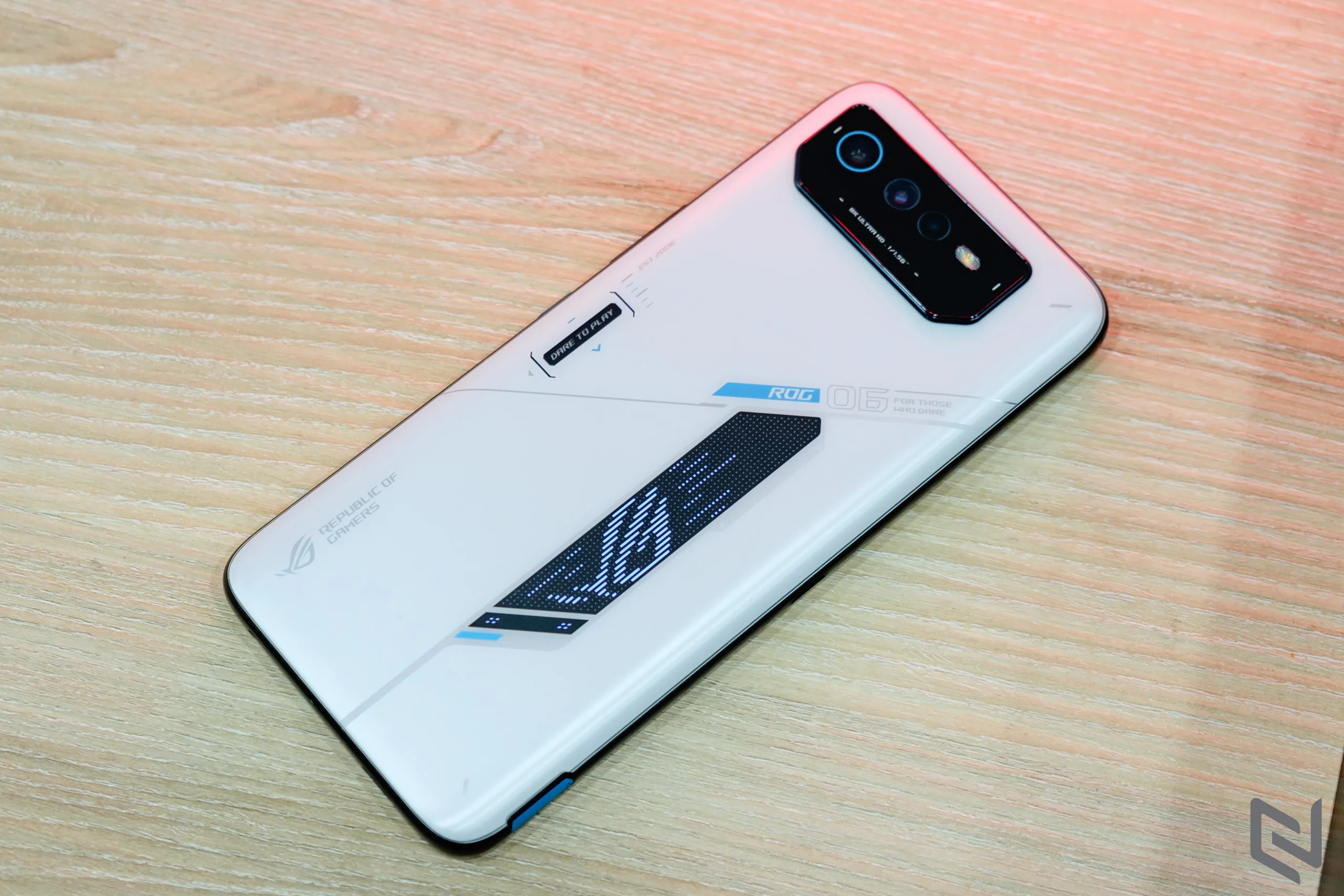 Trên tay gaming phone ROG Phone 6, một trong những smartphone chơi game mát mẻ nhất hiện nay