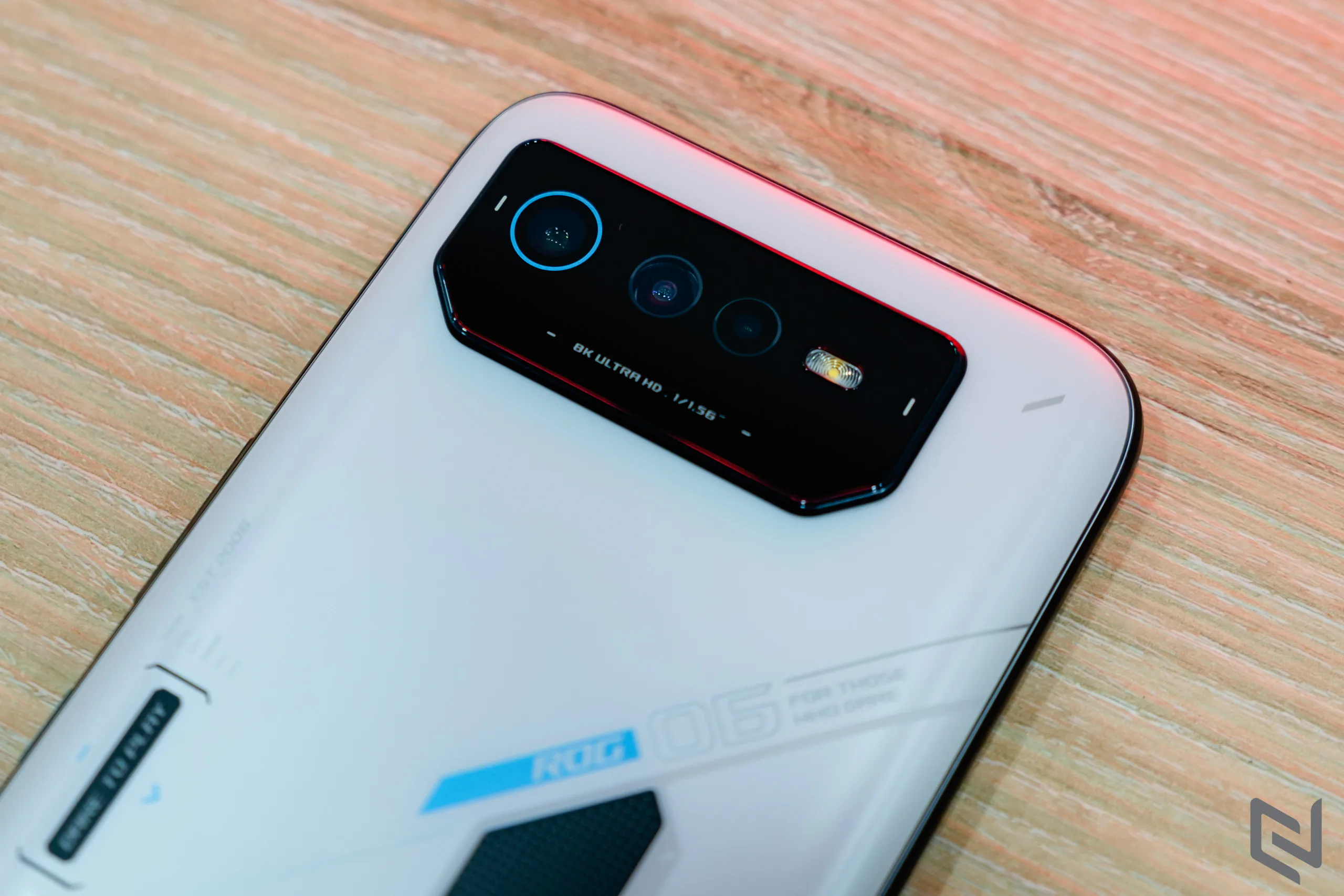 Trên tay gaming phone ROG Phone 6, một trong những smartphone chơi game mát mẻ nhất hiện nay