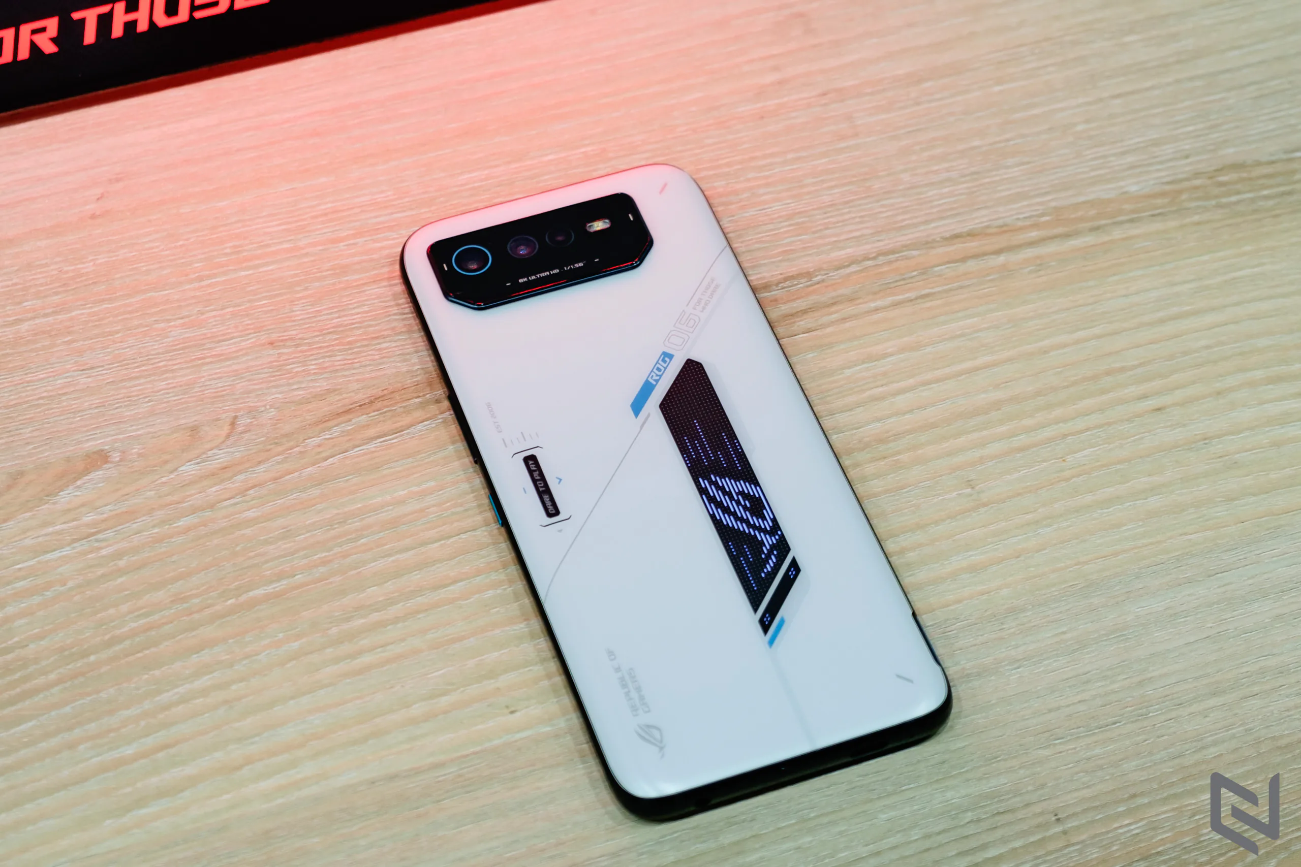 Trên tay gaming phone ROG Phone 6, một trong những smartphone chơi game mát mẻ nhất hiện nay