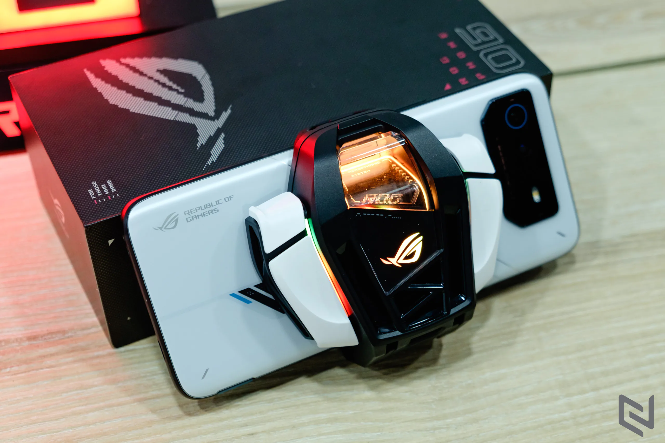 Trên tay gaming phone ROG Phone 6, một trong những smartphone chơi game mát mẻ nhất hiện nay