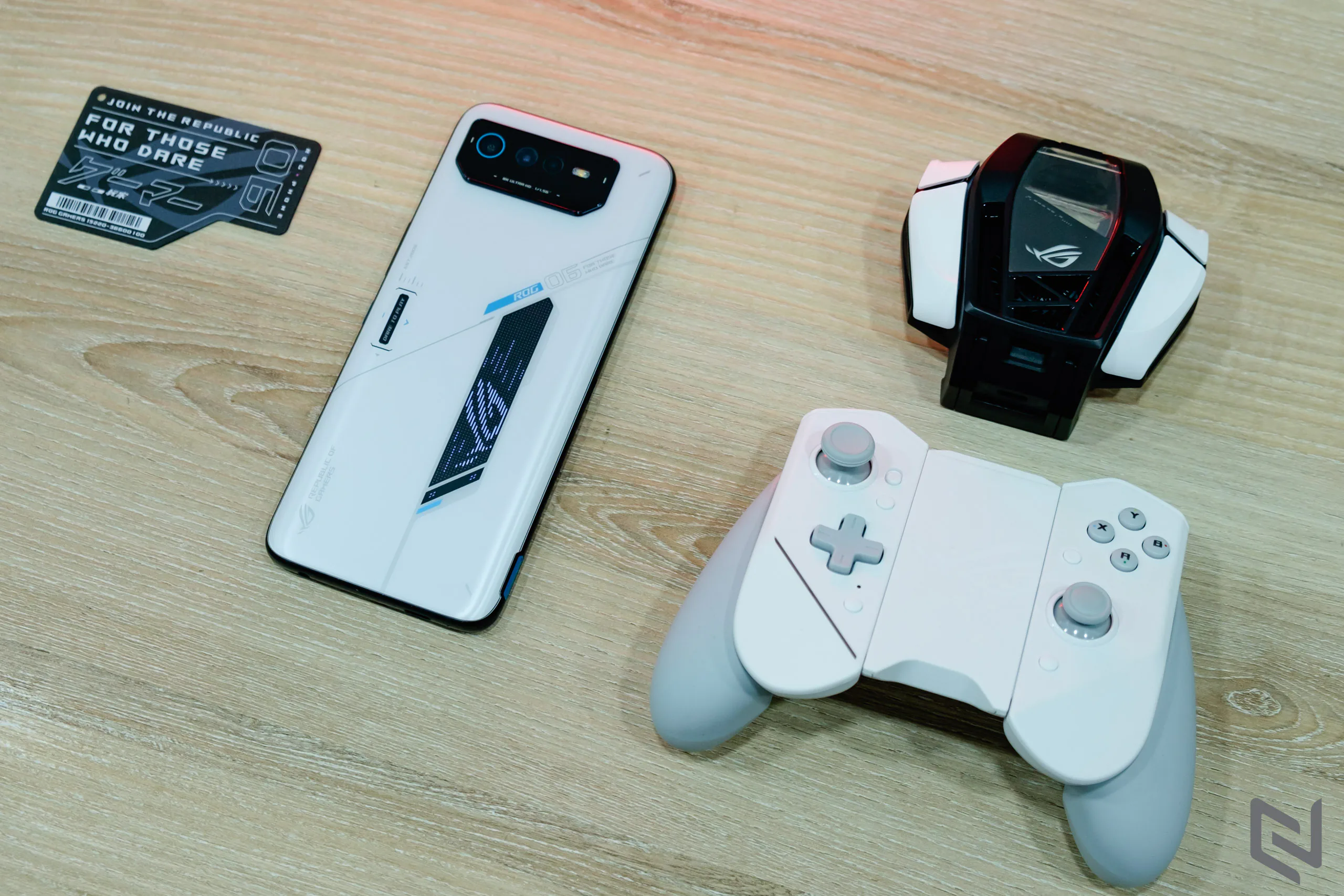Trên tay gaming phone ROG Phone 6, một trong những smartphone chơi game mát mẻ nhất hiện nay