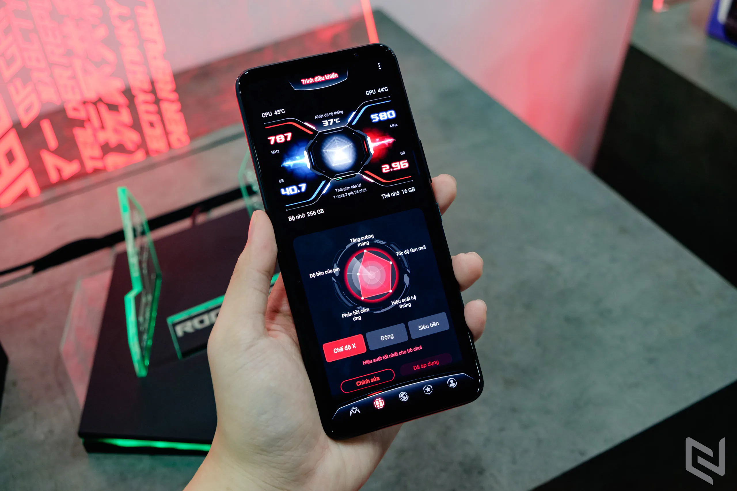 Trên tay gaming phone ROG Phone 6, một trong những smartphone chơi game mát mẻ nhất hiện nay