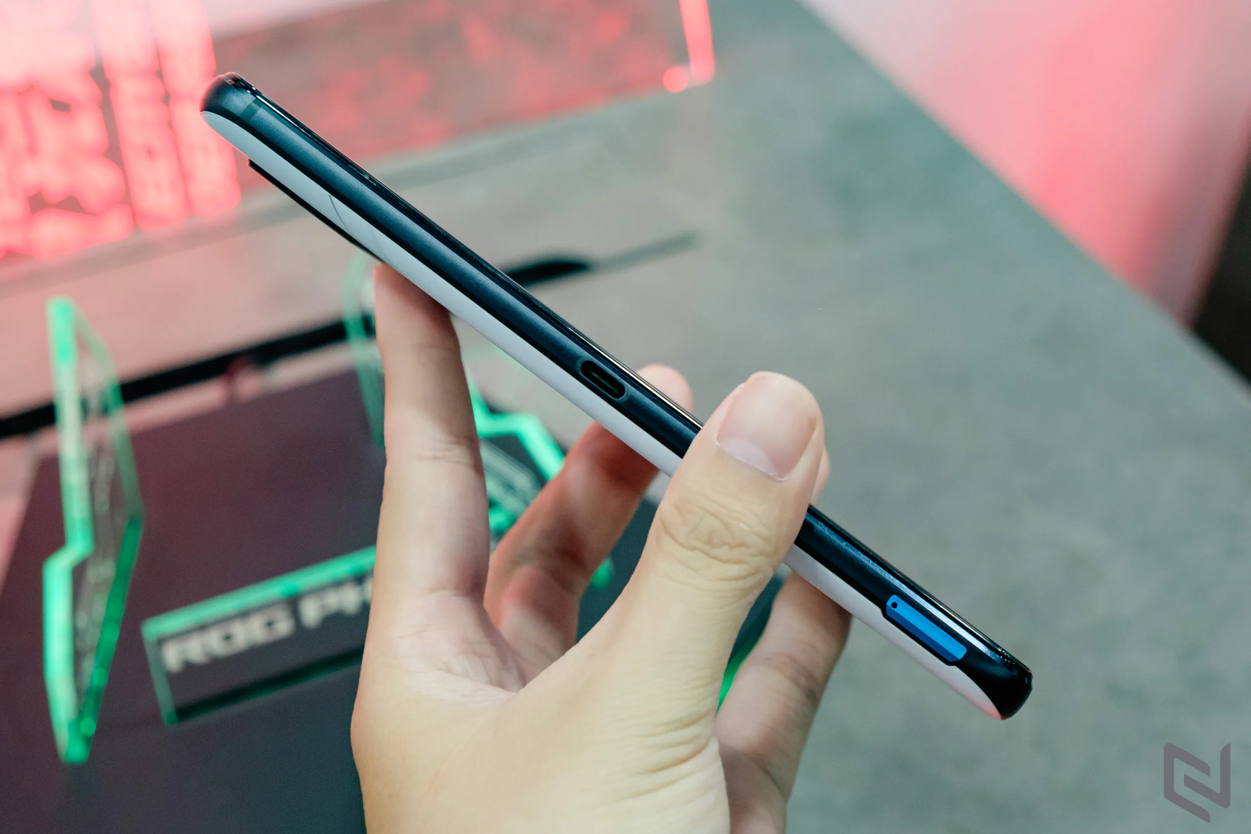 Trên tay gaming phone ROG Phone 6, một trong những smartphone chơi game mát mẻ nhất hiện nay