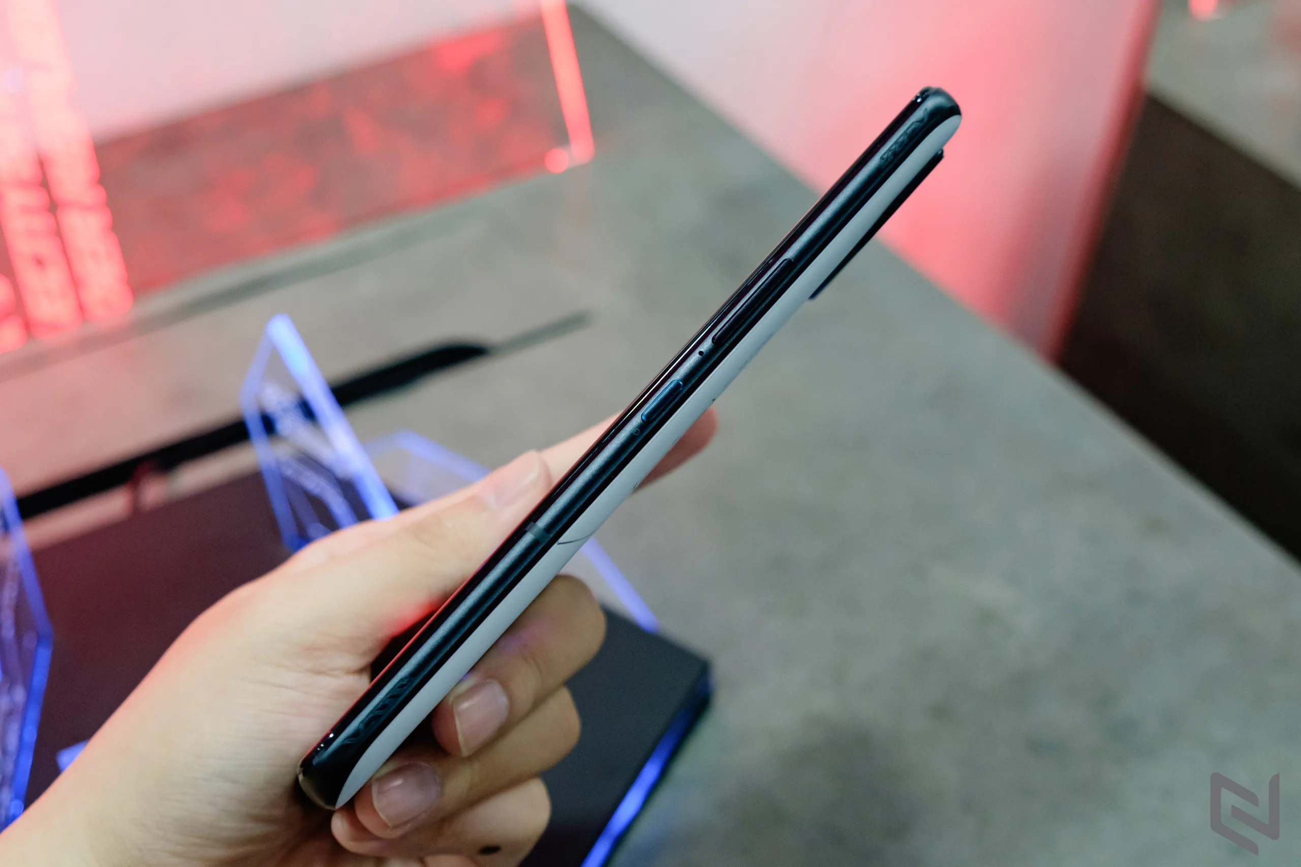 Trên tay gaming phone ROG Phone 6, một trong những smartphone chơi game mát mẻ nhất hiện nay