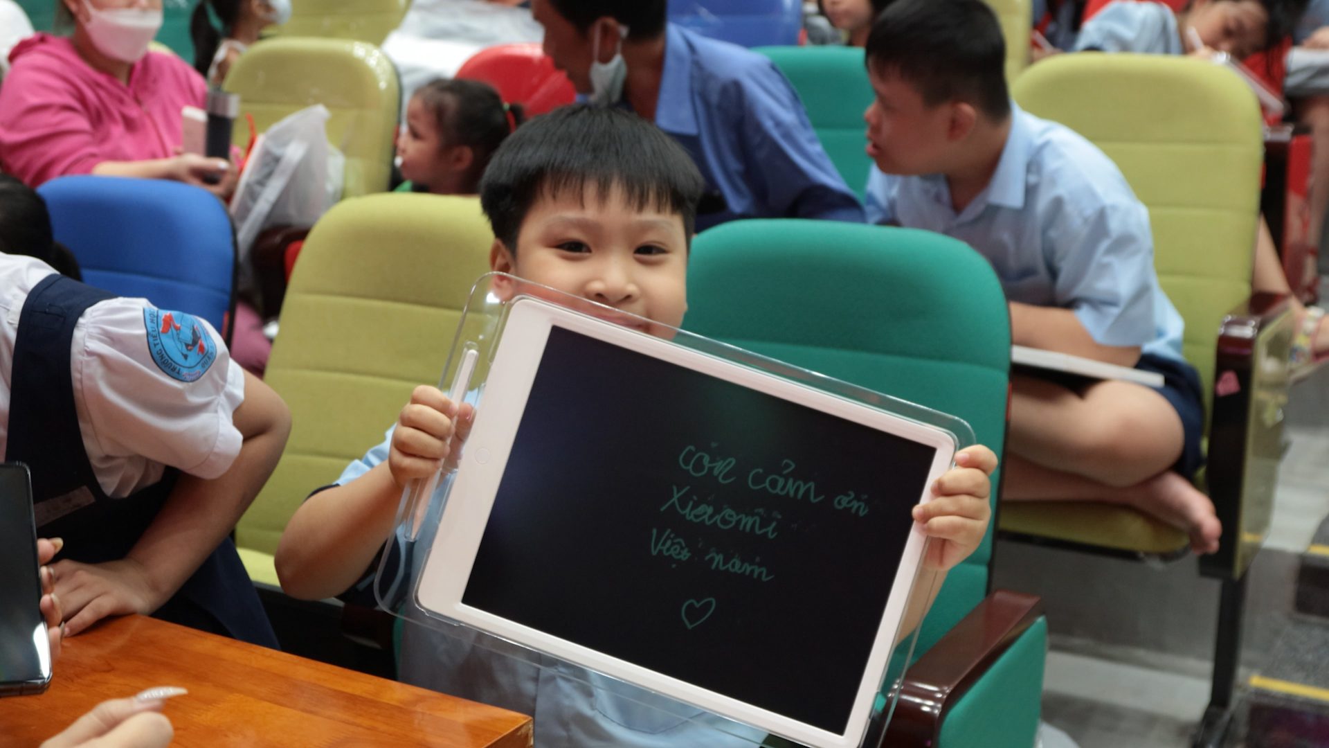 Xiaomi Việt Nam trao tặng quà đến các em nhỏ có hoàn cảnh khó khăn dịp Tết Trung thu
