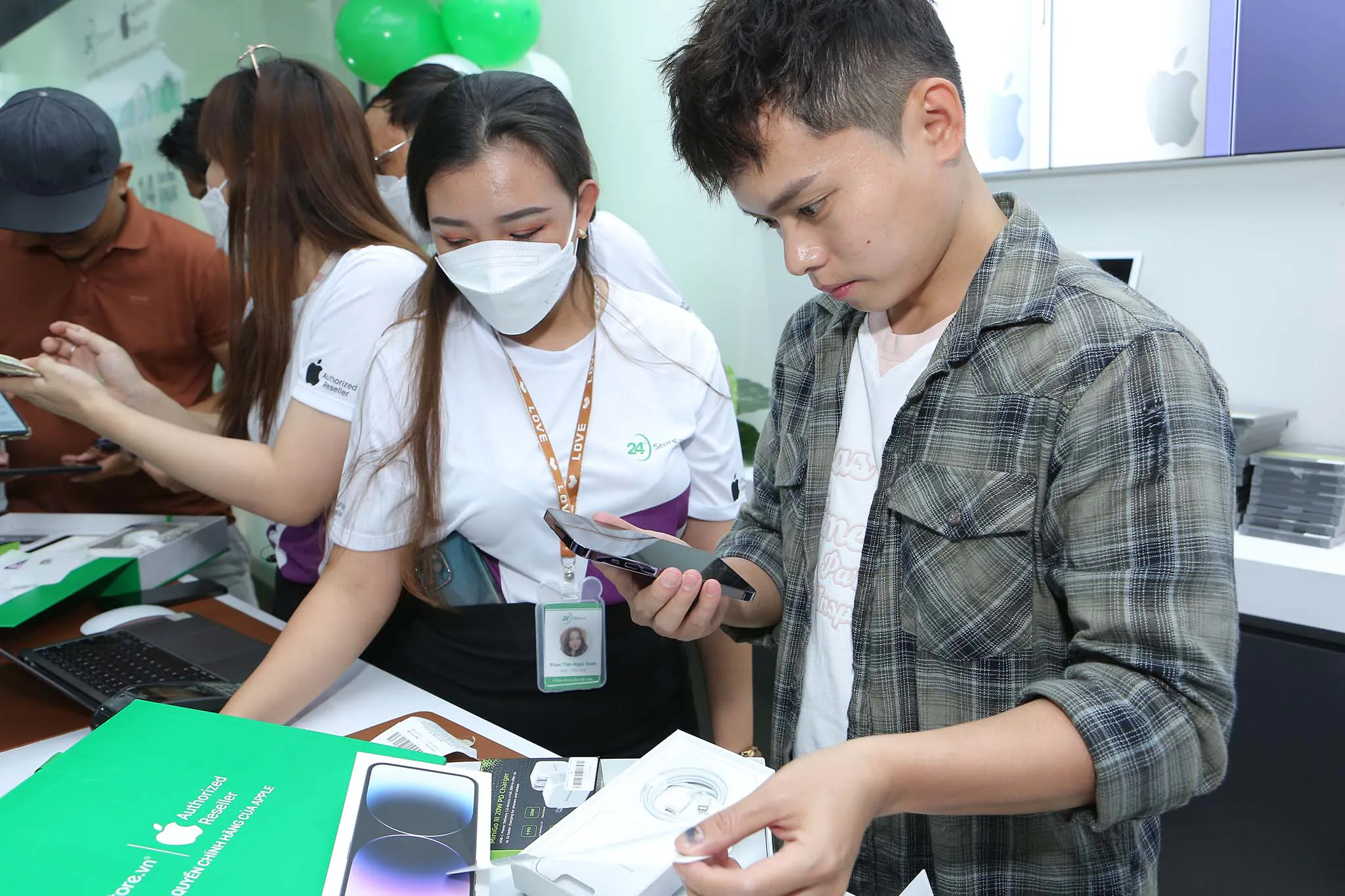 Dàn nghệ sĩ và hơn 200 khách hàng của 24hStore là chủ sở hữu những chiếc iPhone 14 đầu tiên tại Việt Nam