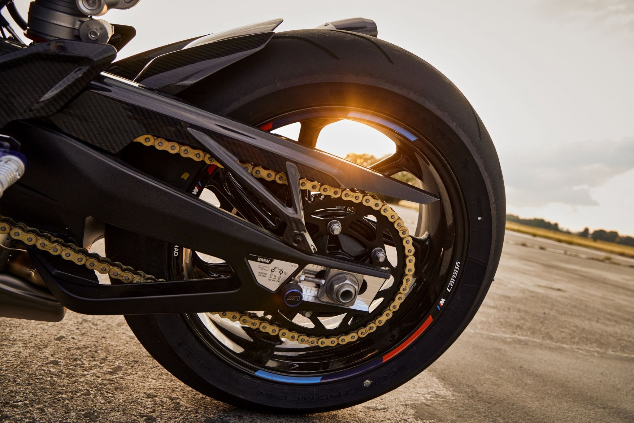 BMW Motorrad ra mắt S1000RR 2023 với thiết kế trang bị bộ cánh gió, động cơ mạnh hơn và nhiều công nghệ mới