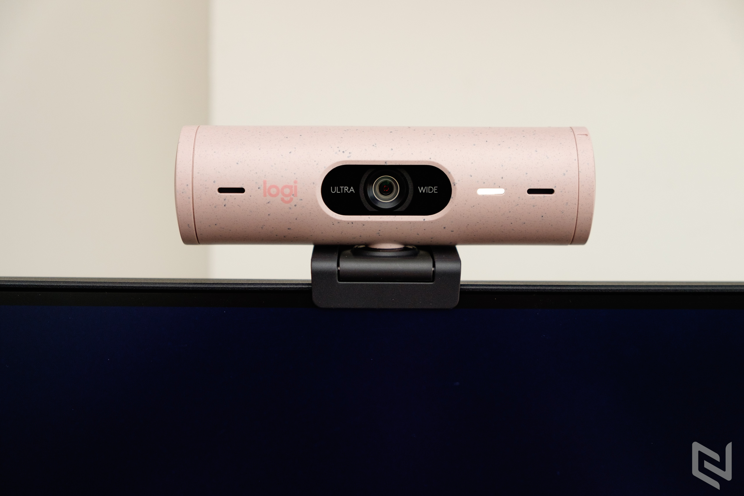 Đánh giá bộ phụ kiện không thể thiếu cho Người dùng làm việc và giải trí tại nhà: Webcam Logitech Brio 500, tai nghe Zone Vibe 100, bàn phím và chuột không dây Logitech