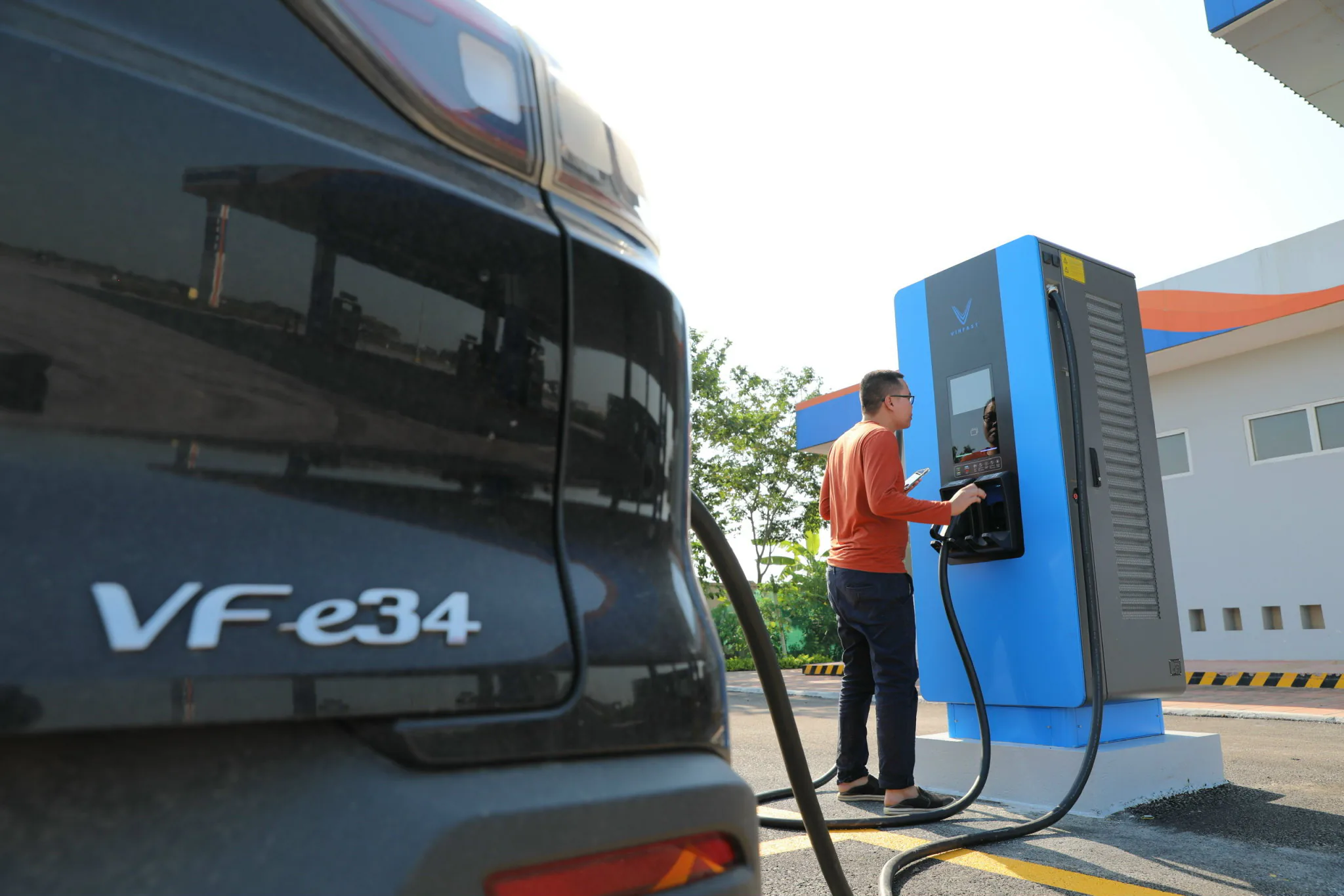 VinFast và Petrolimex khai trương dịch vụ sạc xe điện tại hệ thống Petrolimex trên toàn quốc