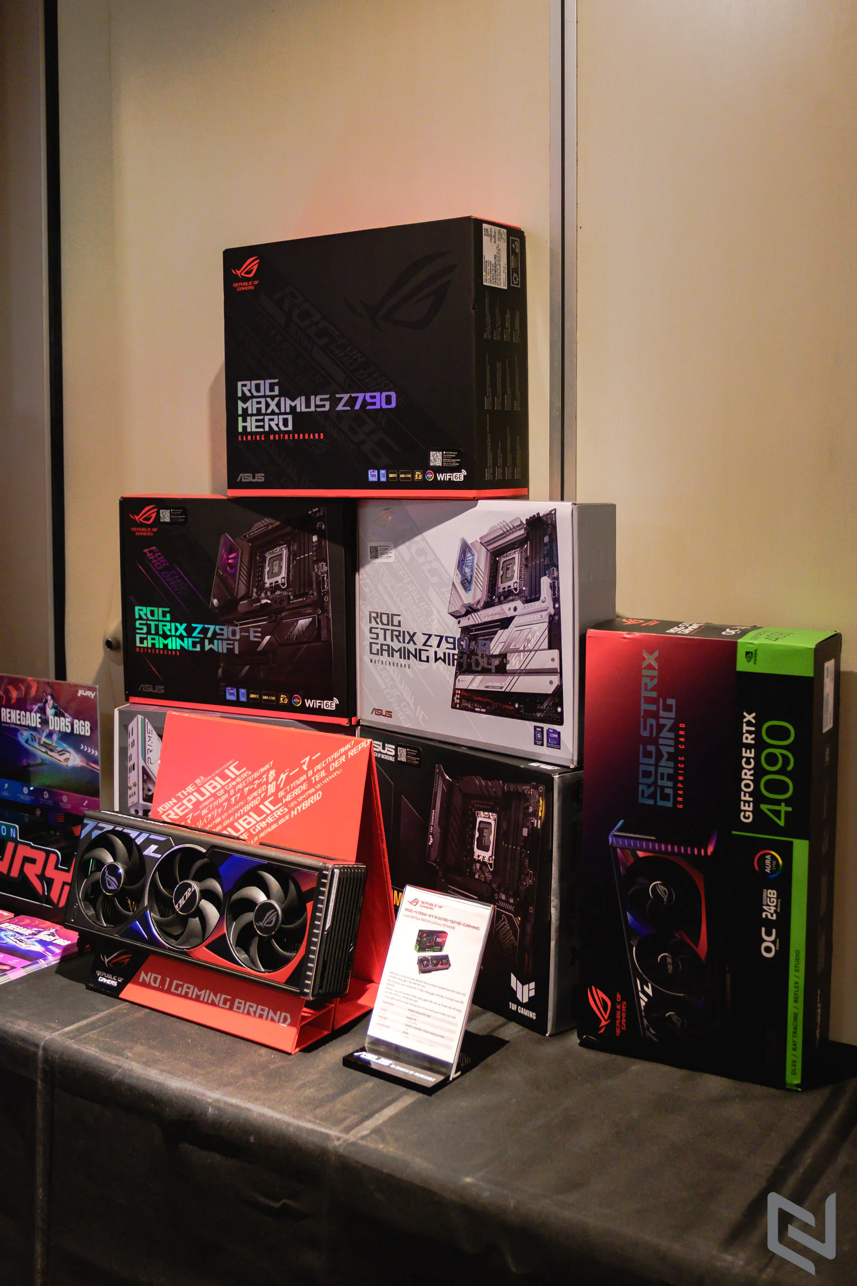 ASUS trình làng hai mẫu card đồ hoạ RTX 4000 series mới với ROG Strix GeForce RTX 4090 và TUF Gaming Geforce RTX 4090