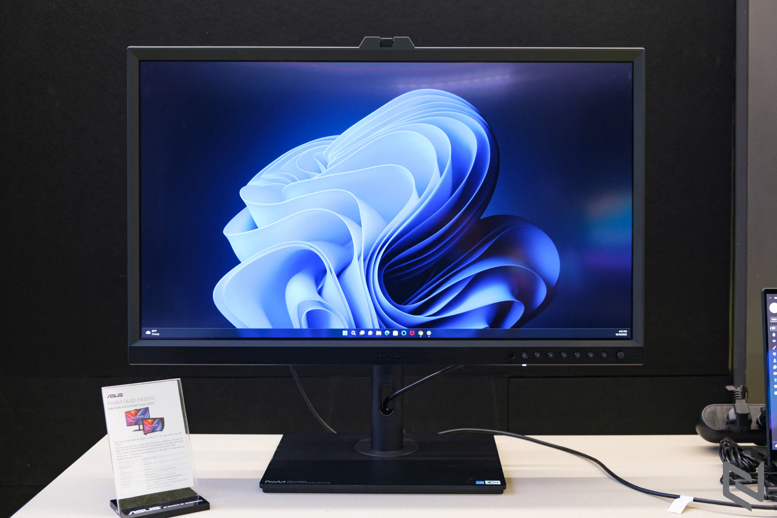 Trên tay màn hình đồ hoạ ASUS ProArt PA32DC: Màn hình 32-inch 4K OLED với khả năng tự cân màu nhờ cảm biến tích hợp