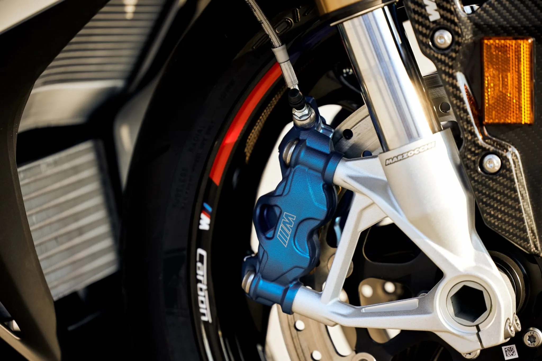 BMW Motorrad ra mắt S1000RR 2023 với thiết kế trang bị bộ cánh gió, động cơ mạnh hơn và nhiều công nghệ mới