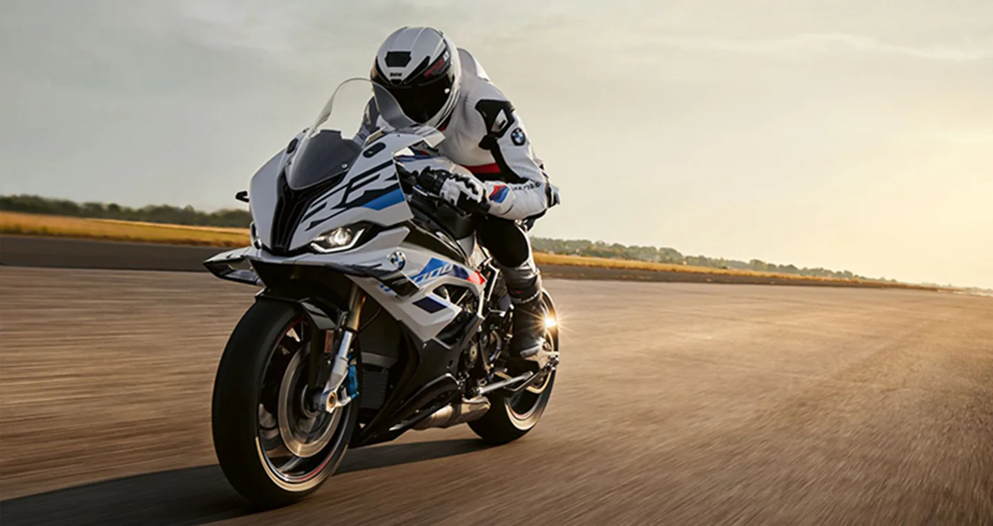 BMW Motorrad ra mắt S1000RR 2023 với thiết kế trang bị bộ cánh gió, động cơ mạnh hơn và nhiều công nghệ mới
