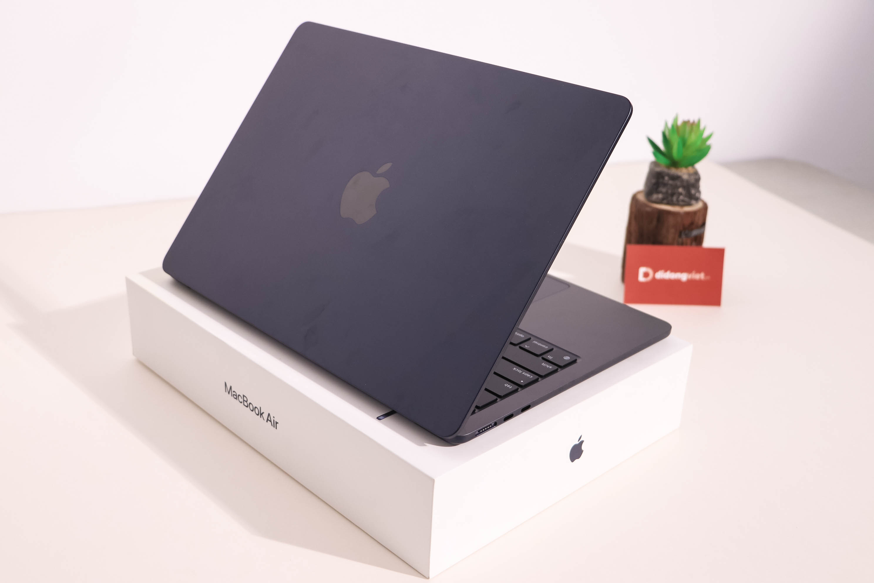 Halloween ngập tràn ưu đãi: điện thoại, MacBook, phụ kiện công nghệ giảm hơn 8 triệu đồng