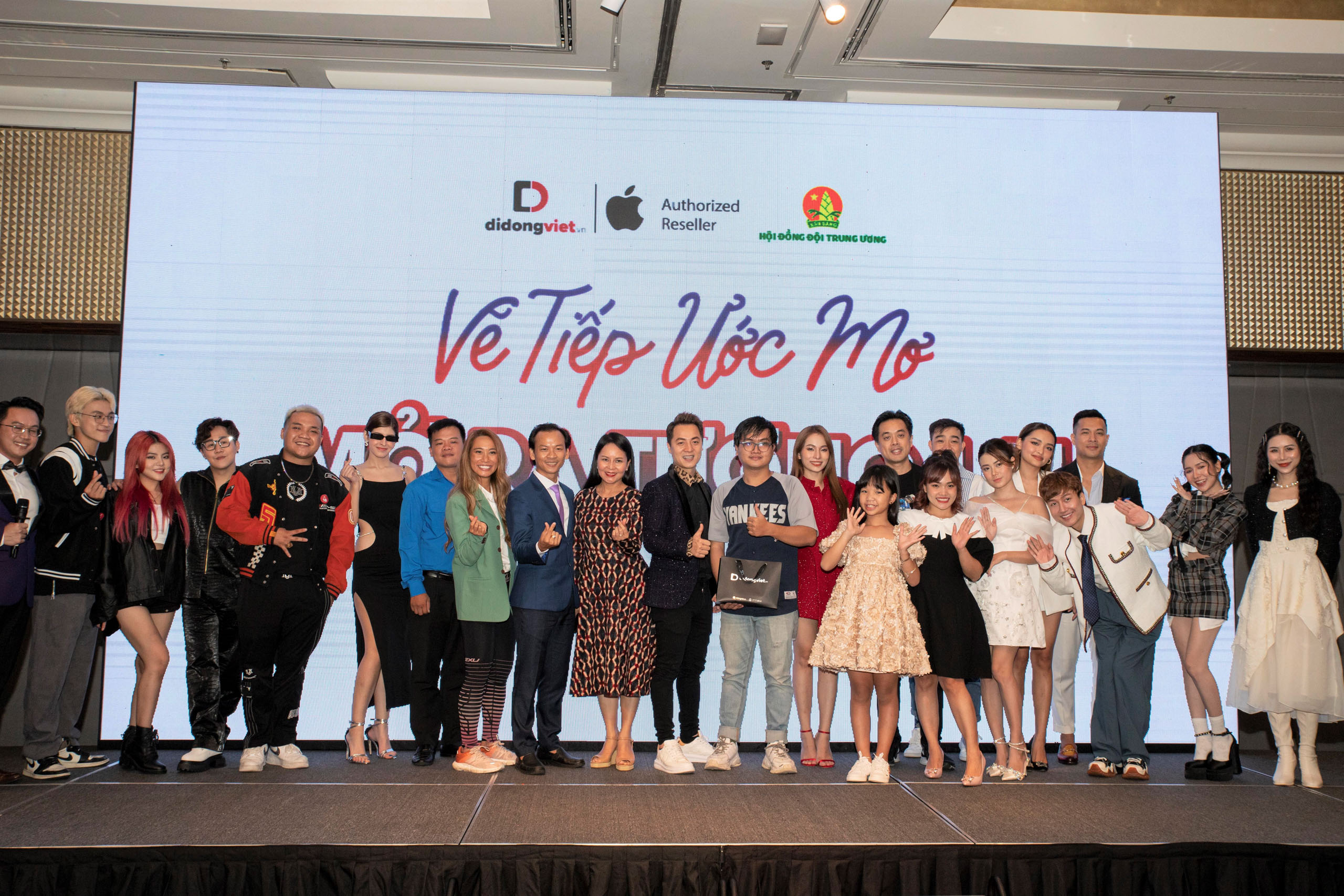 Di Động Việt tổ chức sự kiện “Vẽ tiếp ước mơ, mở ra tương lai”, mở bán iPhone 14, giúp đỡ bệnh nhi nghèo