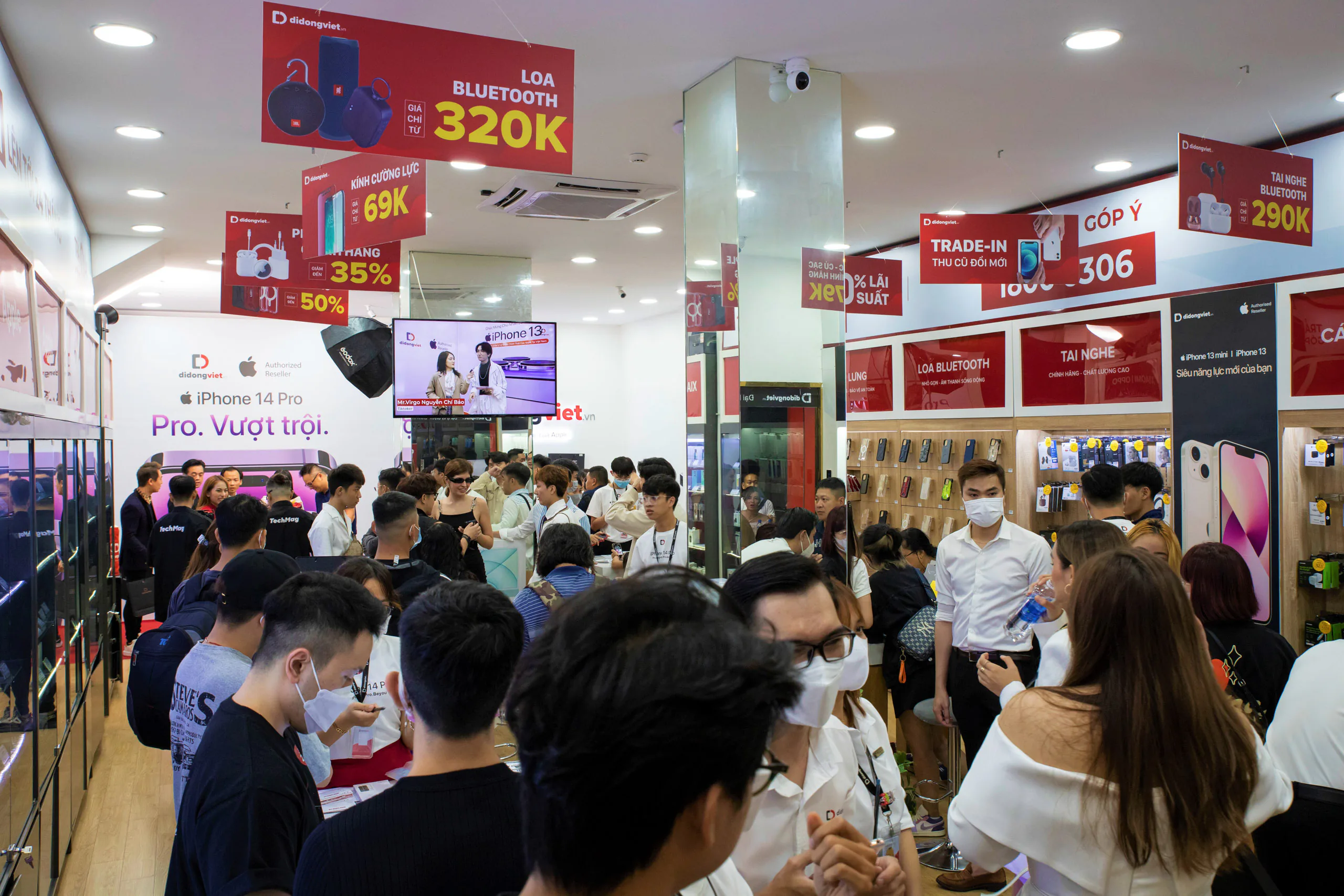 Di Động Việt tổ chức sự kiện "Vẽ tiếp ước mơ, mở ra tương lai", mở bán iPhone 14, giúp đỡ bệnh nhi nghèo