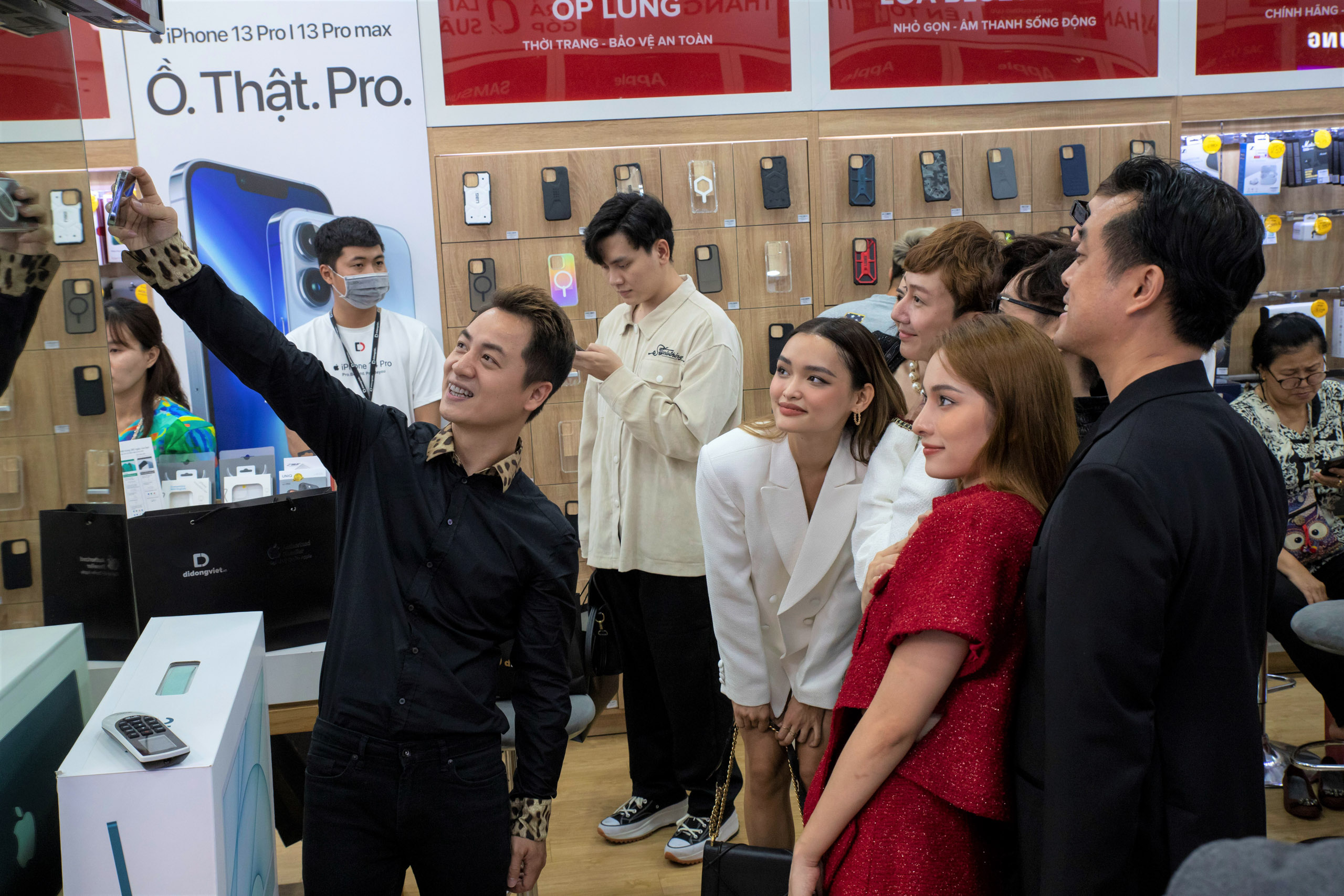 Di Động Việt tổ chức sự kiện "Vẽ tiếp ước mơ, mở ra tương lai", mở bán iPhone 14, giúp đỡ bệnh nhi nghèo