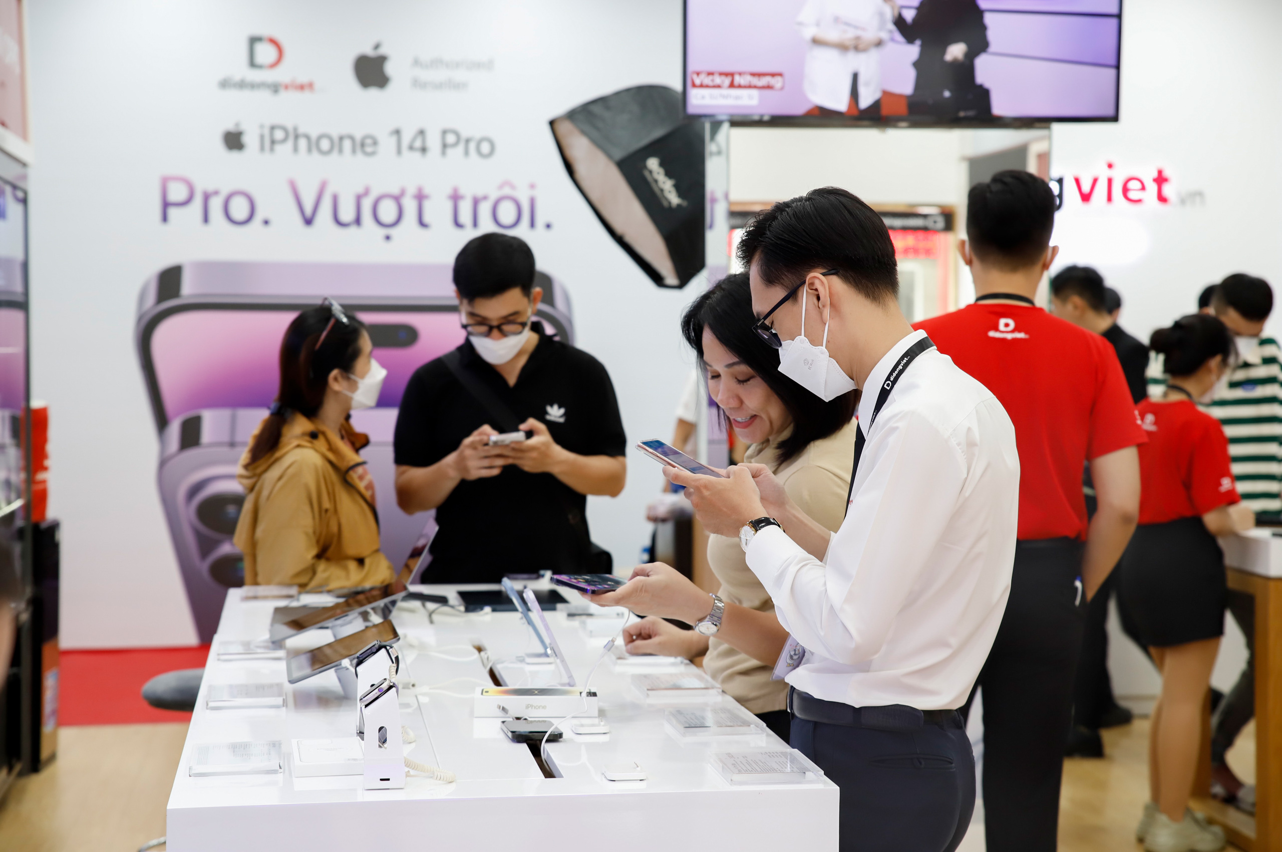 Nhiều người xếp hàng nhận iPhone 14 series VN/A trong ngày mở bán đầu tiên