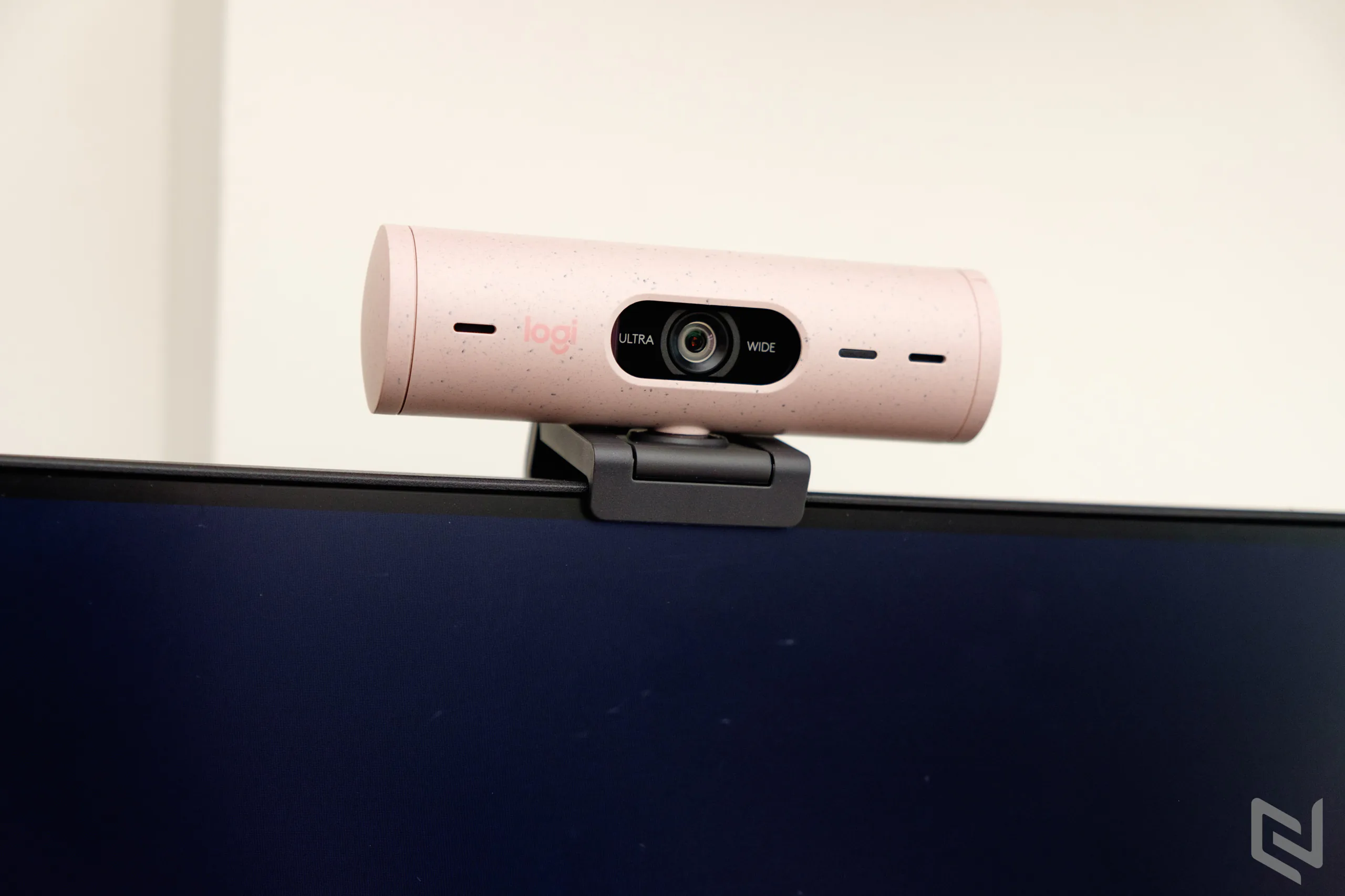 Đánh giá bộ phụ kiện không thể thiếu cho Người dùng làm việc và giải trí tại nhà: Webcam Logitech Brio 500, tai nghe Zone Vibe 100, bàn phím và chuột không dây Logitech