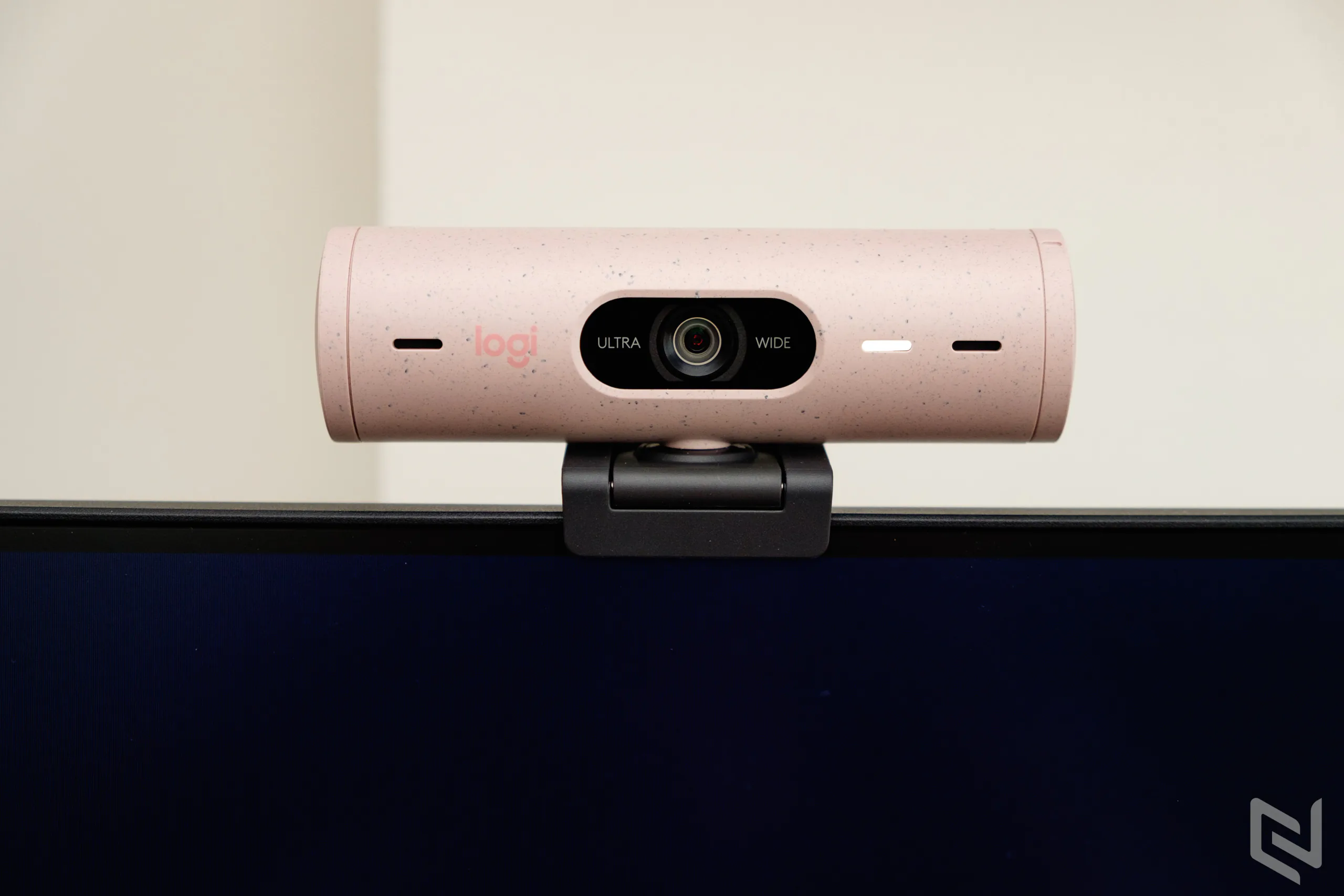 Đánh giá bộ phụ kiện không thể thiếu cho Người dùng làm việc và giải trí tại nhà: Webcam Logitech Brio 500, tai nghe Zone Vibe 100, bàn phím và chuột không dây Logitech