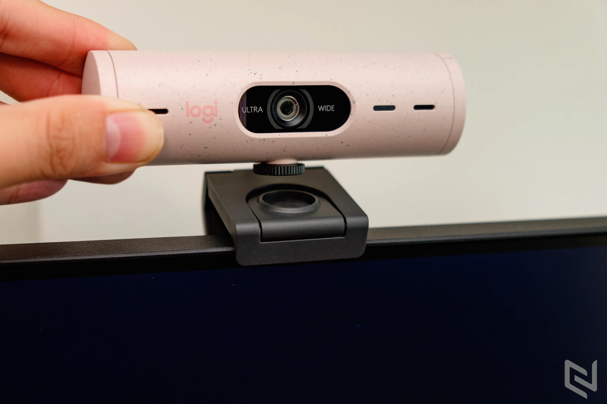 Đánh giá bộ phụ kiện không thể thiếu cho Người dùng làm việc và giải trí tại nhà: Webcam Logitech Brio 500, tai nghe Zone Vibe 100, bàn phím và chuột không dây Logitech