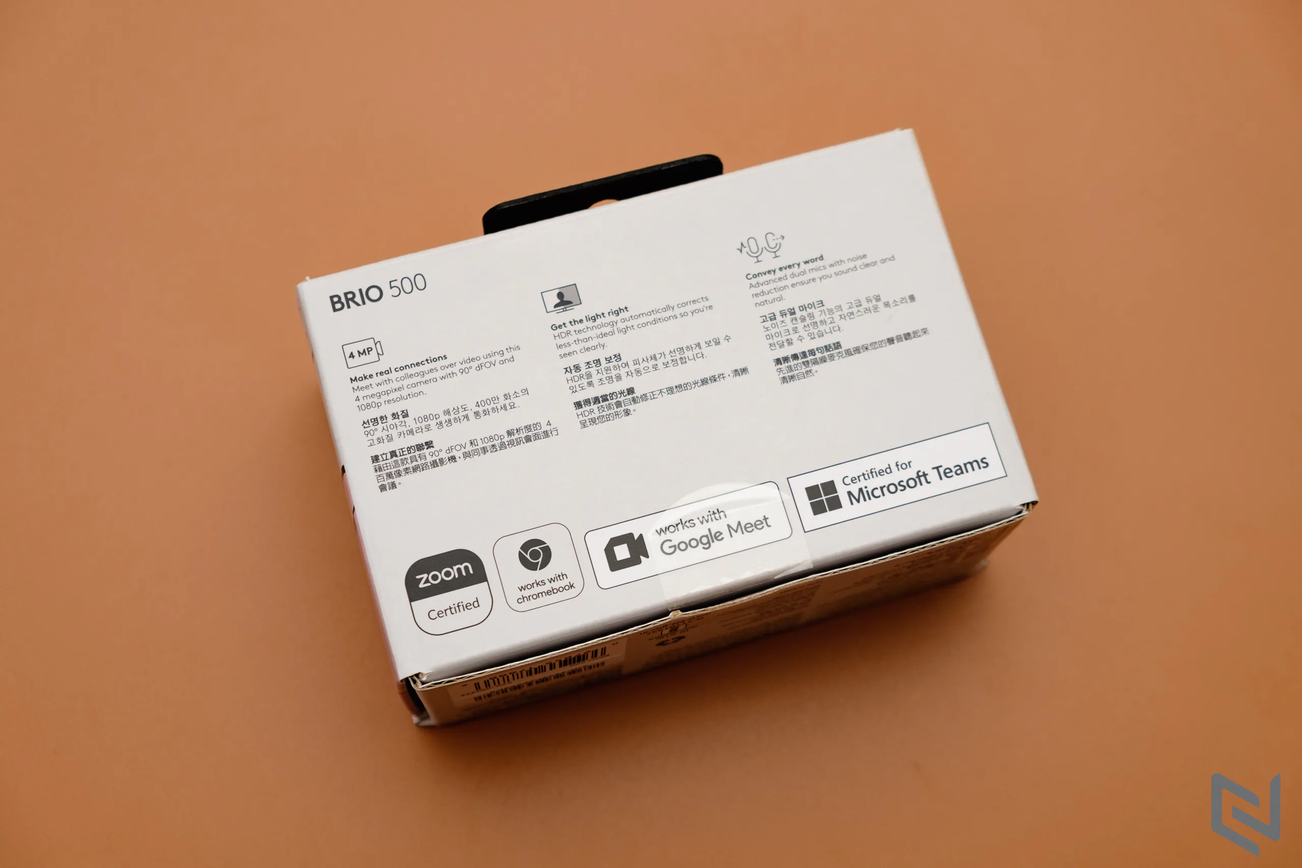 Đánh giá bộ phụ kiện không thể thiếu cho Người dùng làm việc và giải trí tại nhà: Webcam Logitech Brio 500, tai nghe Zone Vibe 100, bàn phím và chuột không dây Logitech