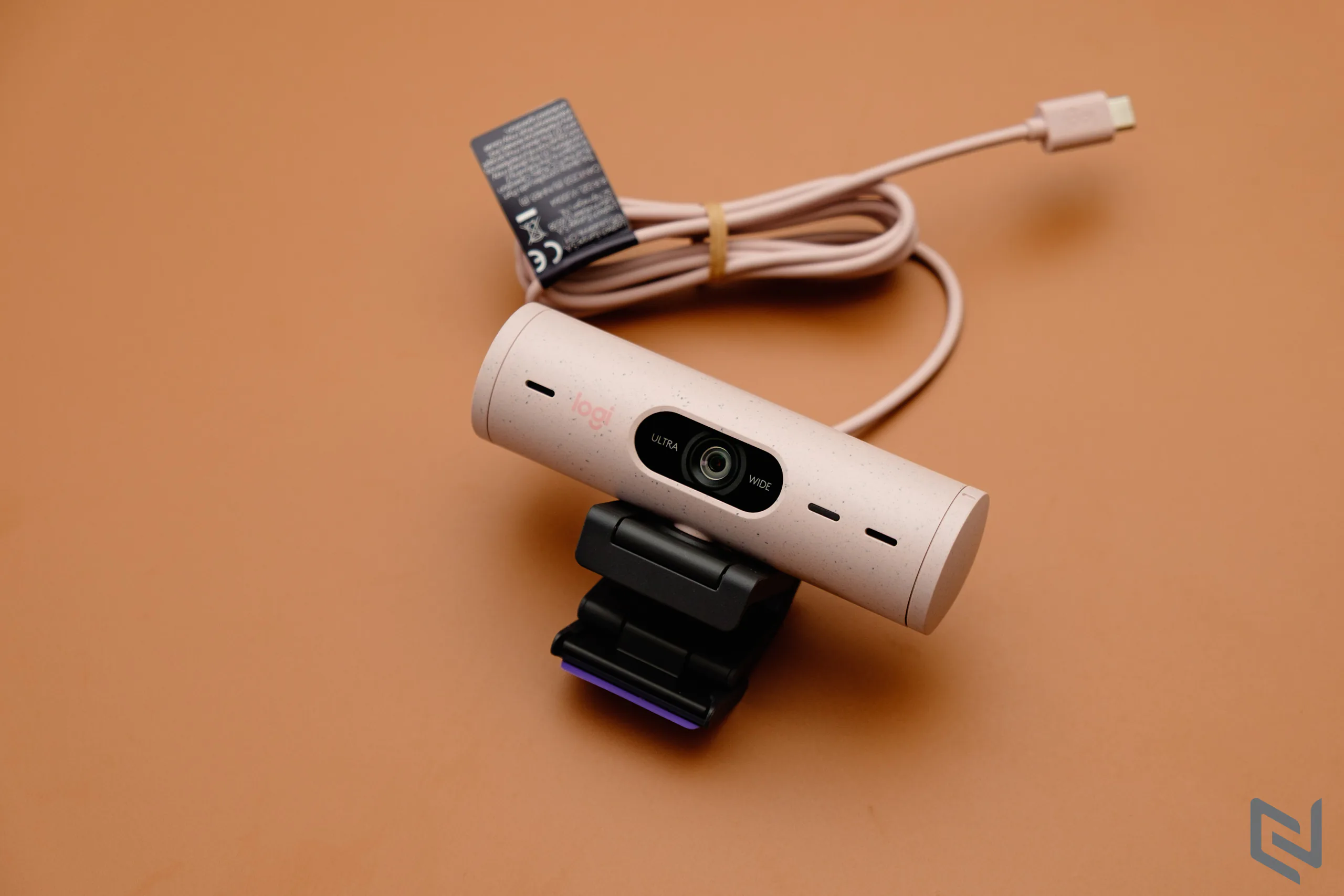 Đánh giá bộ phụ kiện không thể thiếu cho Người dùng làm việc và giải trí tại nhà: Webcam Logitech Brio 500, tai nghe Zone Vibe 100, bàn phím và chuột không dây Logitech