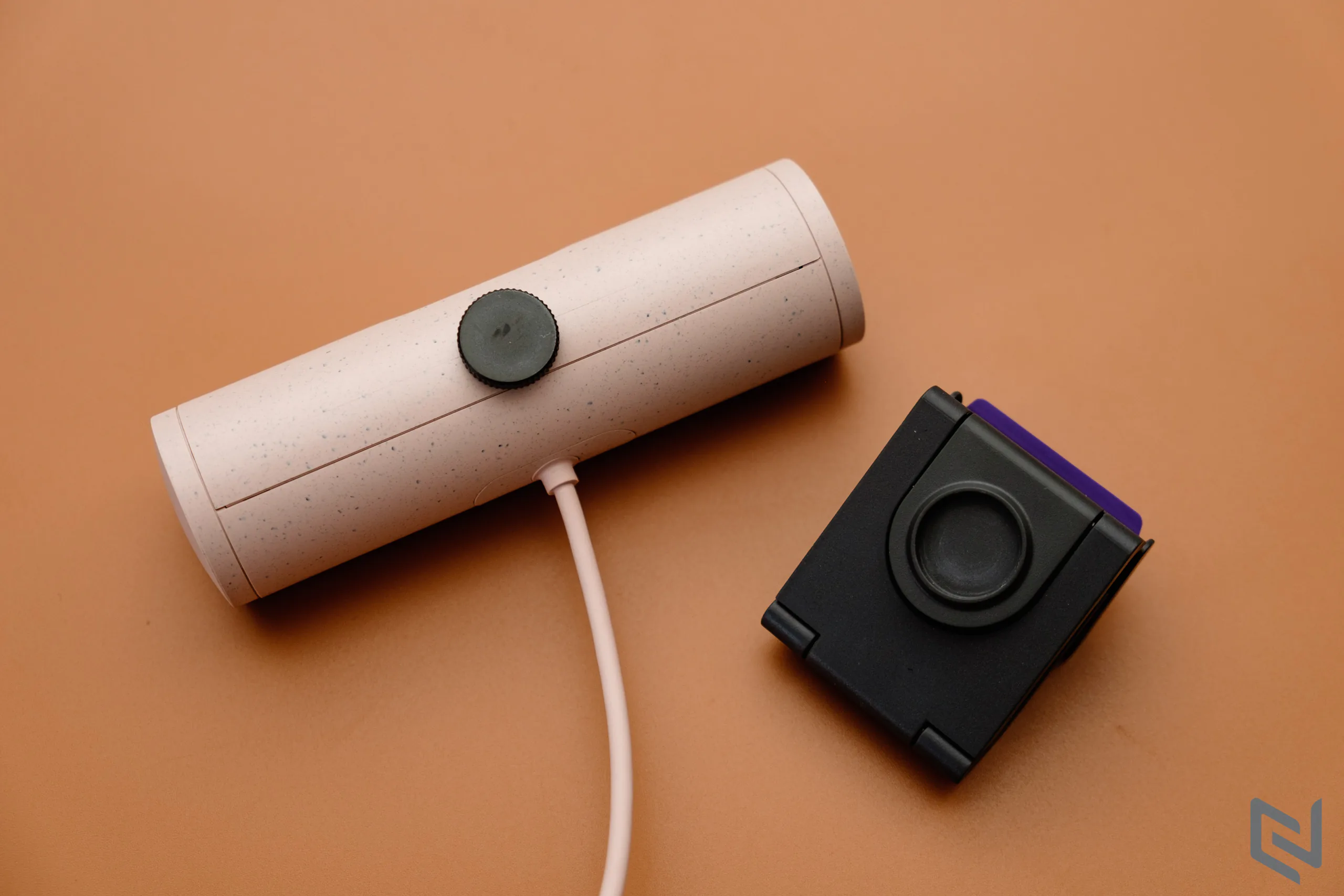Đánh giá bộ phụ kiện không thể thiếu cho Người dùng làm việc và giải trí tại nhà: Webcam Logitech Brio 500, tai nghe Zone Vibe 100, bàn phím và chuột không dây Logitech