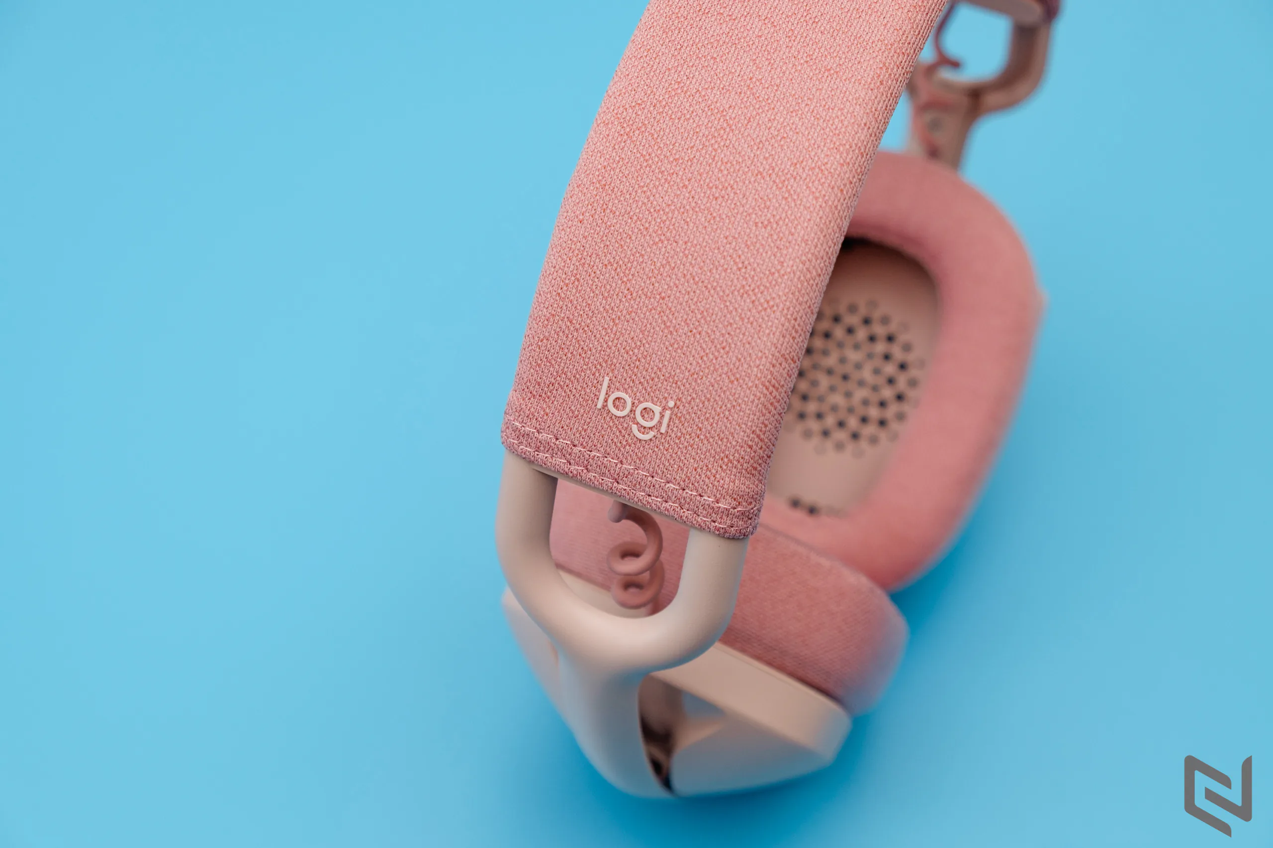 Đánh giá bộ phụ kiện không thể thiếu cho Người dùng làm việc và giải trí tại nhà: Webcam Logitech Brio 500, tai nghe Zone Vibe 100, bàn phím và chuột không dây Logitech
