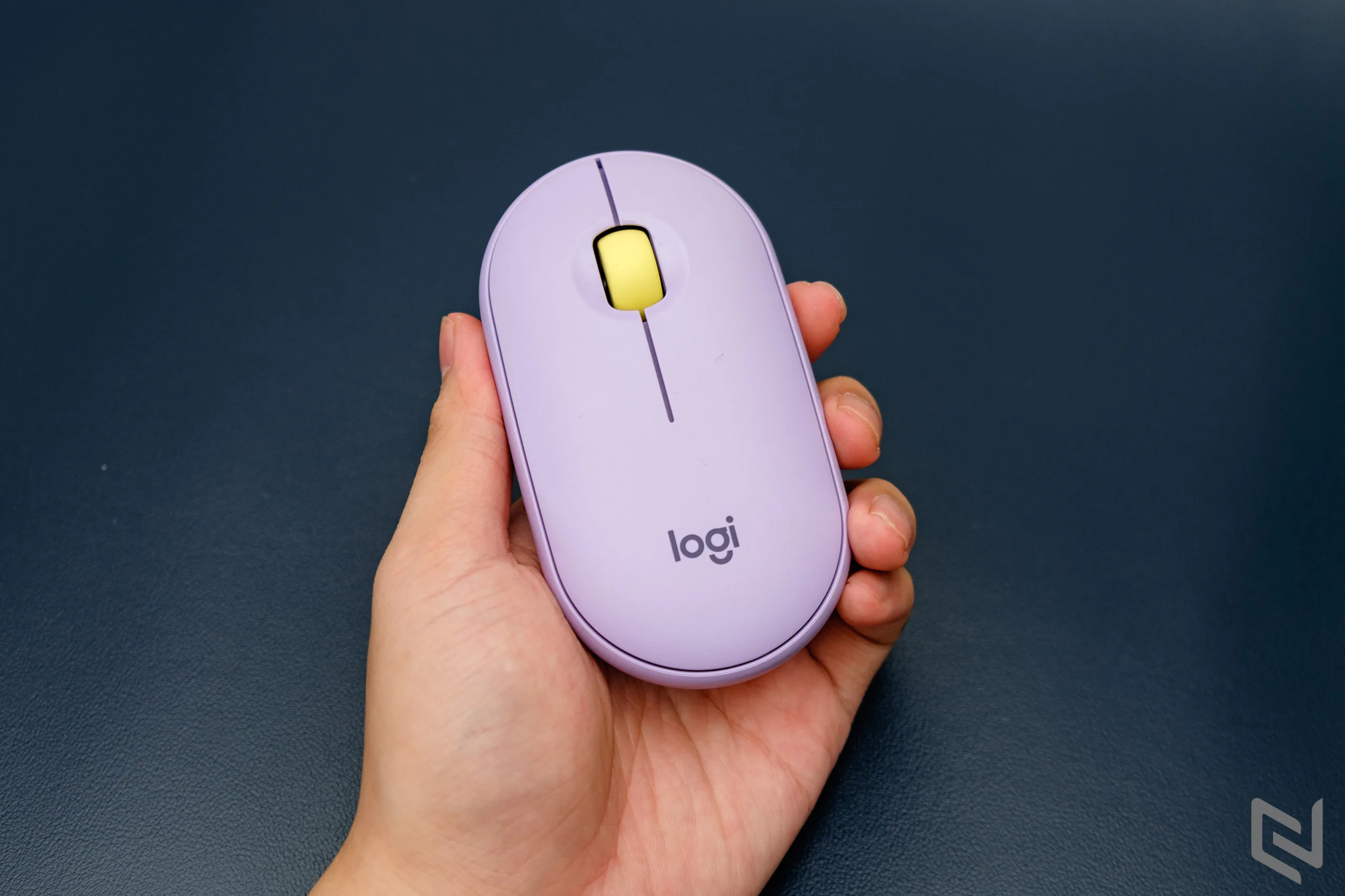 Đánh giá bộ phụ kiện không thể thiếu cho Người dùng làm việc và giải trí tại nhà: Webcam Logitech Brio 500, tai nghe Zone Vibe 100, bàn phím và chuột không dây Logitech