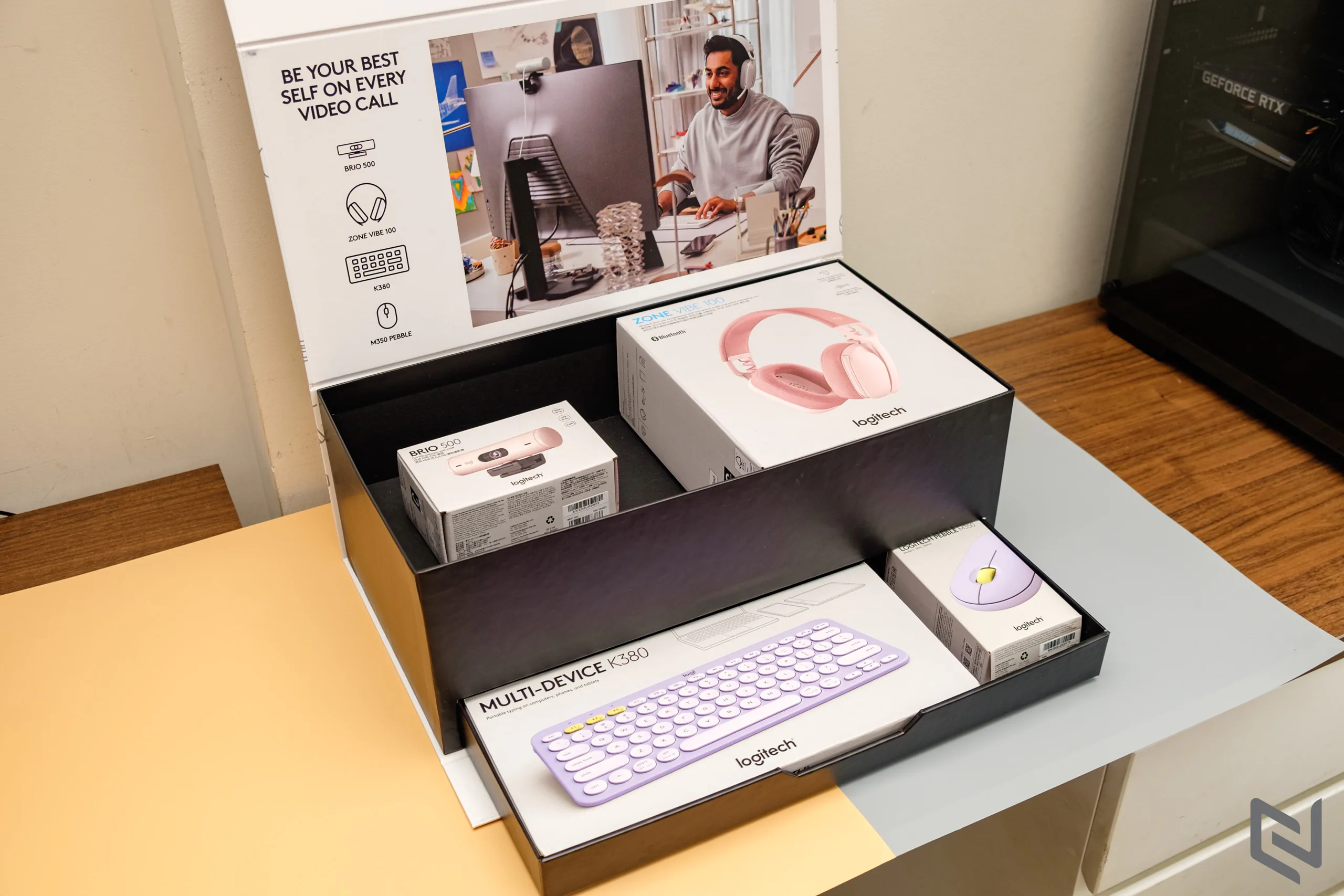 Đánh giá bộ phụ kiện không thể thiếu cho Người dùng làm việc và giải trí tại nhà: Webcam Logitech Brio 500, tai nghe Zone Vibe 100, bàn phím và chuột không dây Logitech