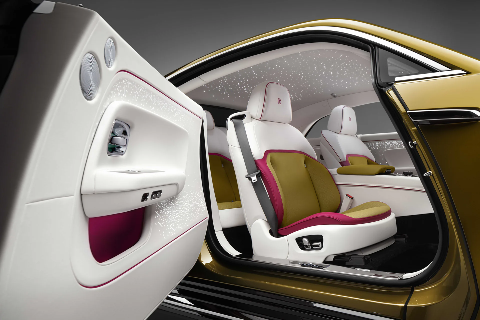Xe điện cao cấp Rolls Royce Spectre EV 2024 ra mắt với quãng đường di chuyển tối đa 520 km mỗi lần sạc pin