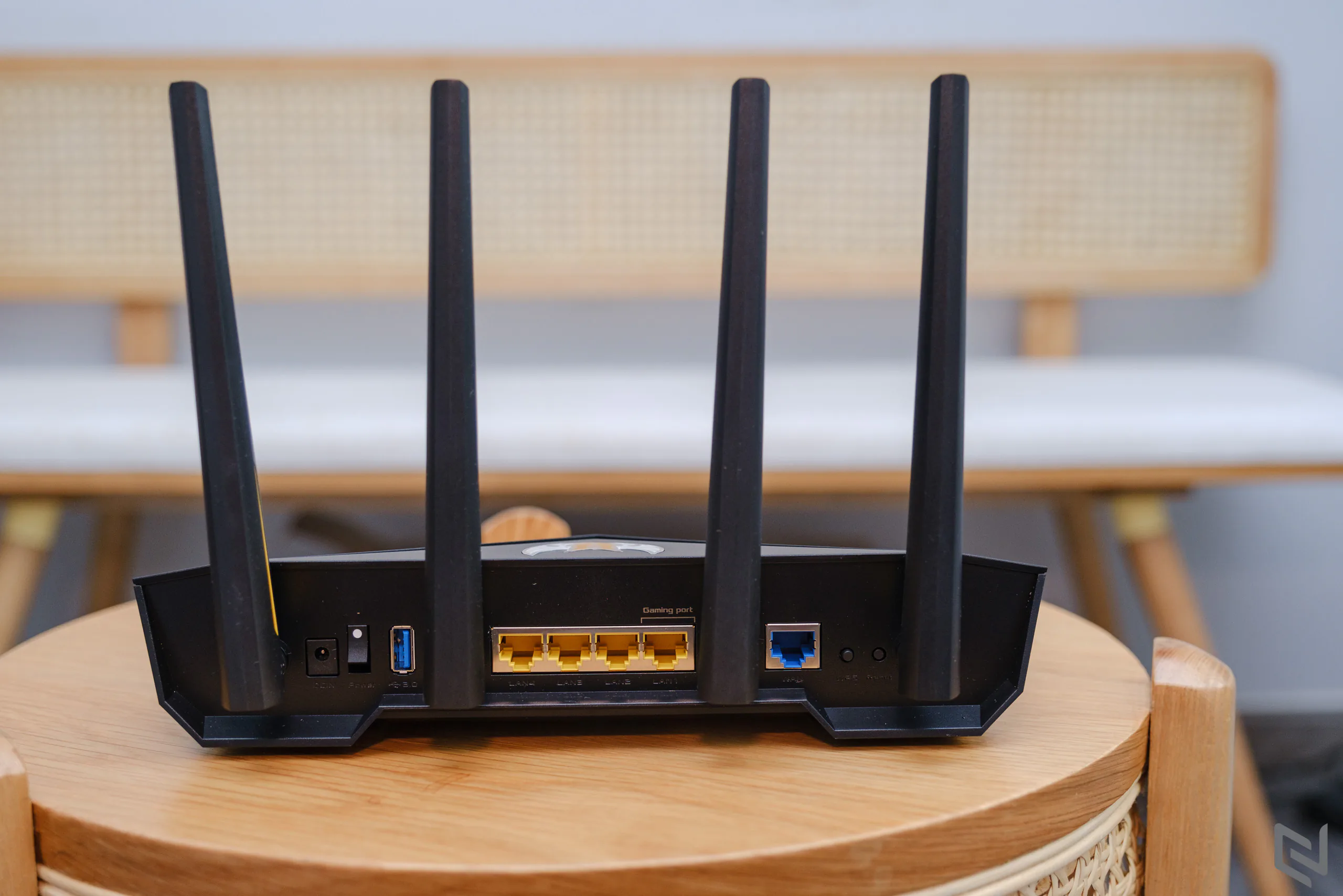 Trên tay router ASUS TUF Gaming AX3000: Kiểu dáng hầm hố, Wi-Fi 6 với băng tần kép và cổng chơi game chuyên dụng