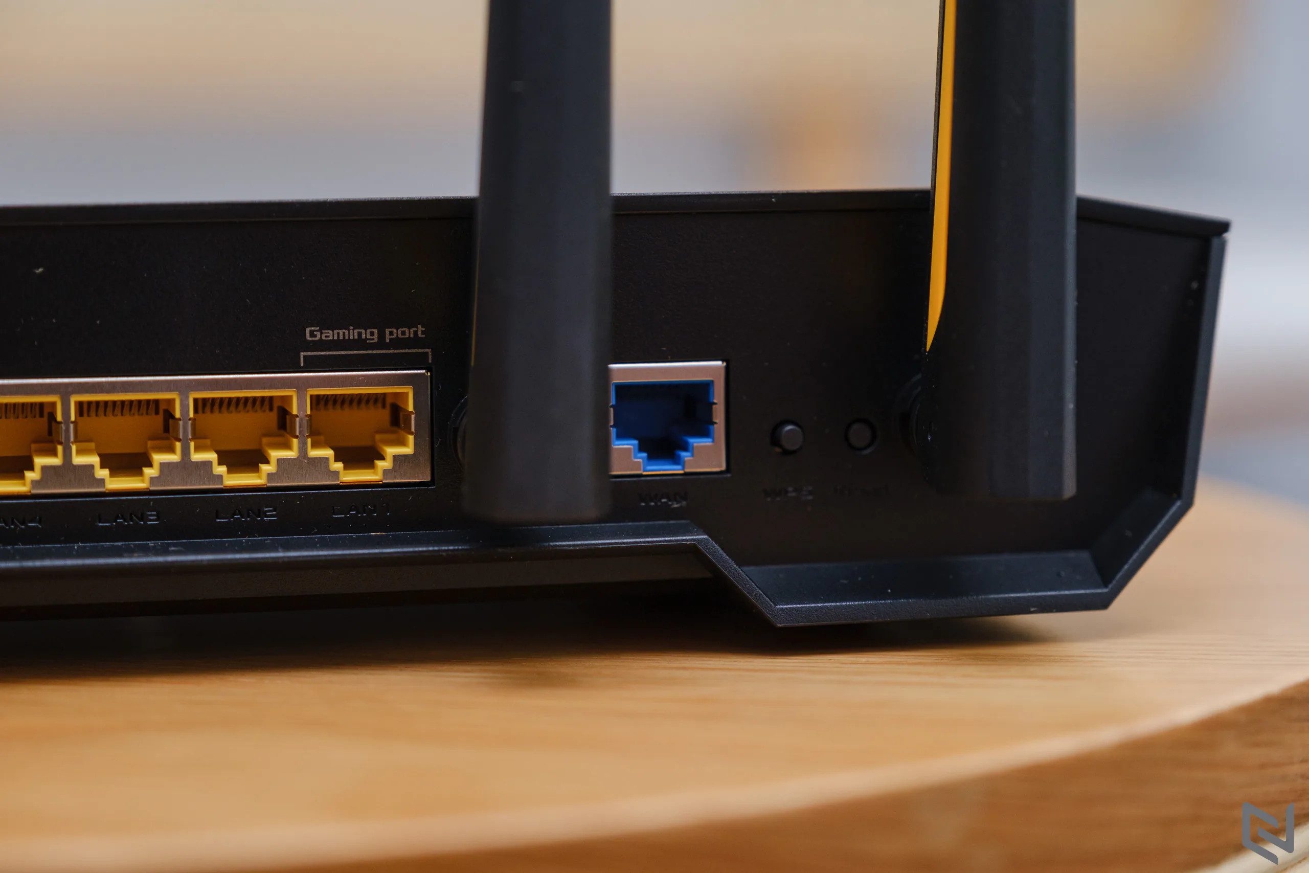Trên tay router ASUS TUF Gaming AX3000: Kiểu dáng hầm hố, Wi-Fi 6 với băng tần kép và cổng chơi game chuyên dụng