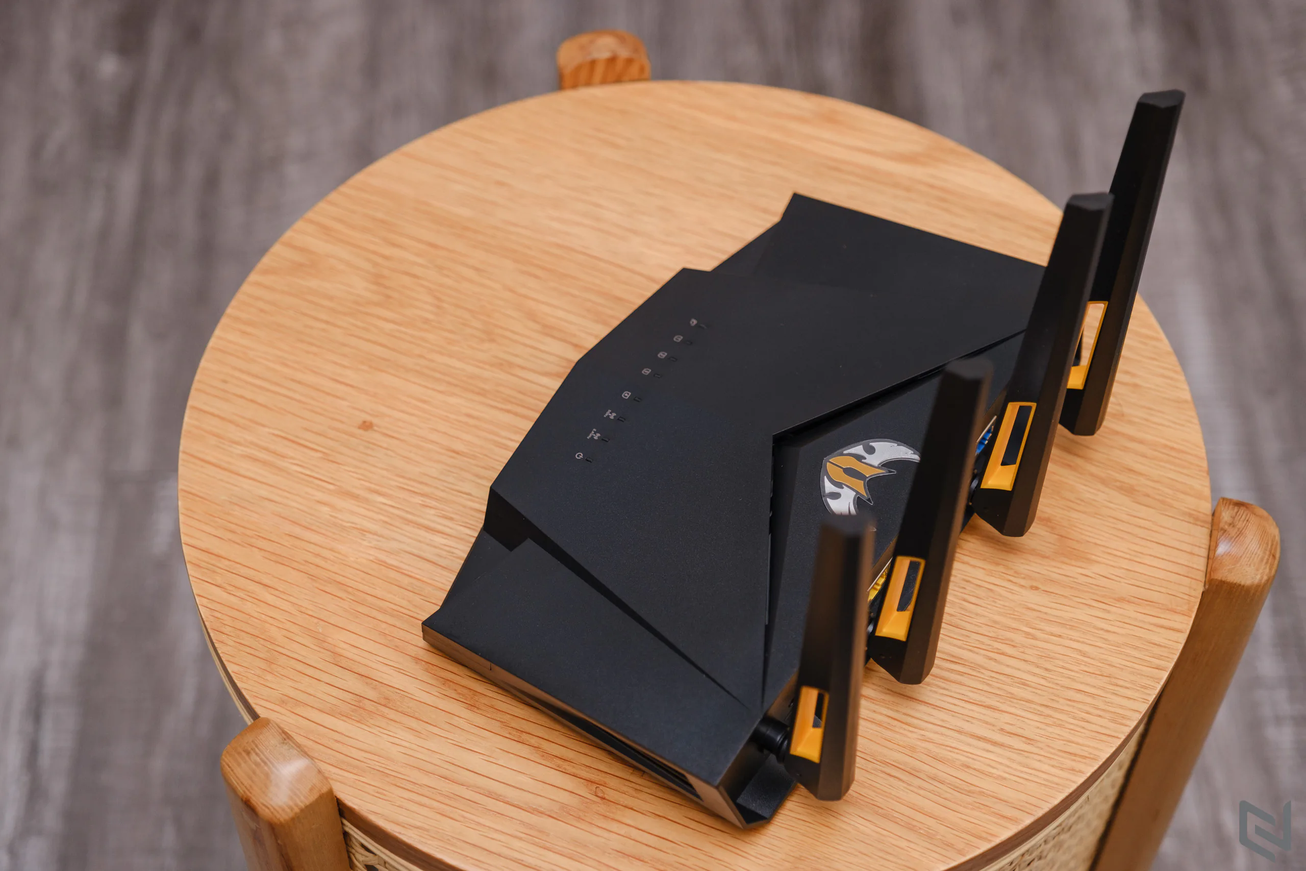 Trên tay router ASUS TUF Gaming AX3000: Kiểu dáng hầm hố, Wi-Fi 6 với băng tần kép và cổng chơi game chuyên dụng