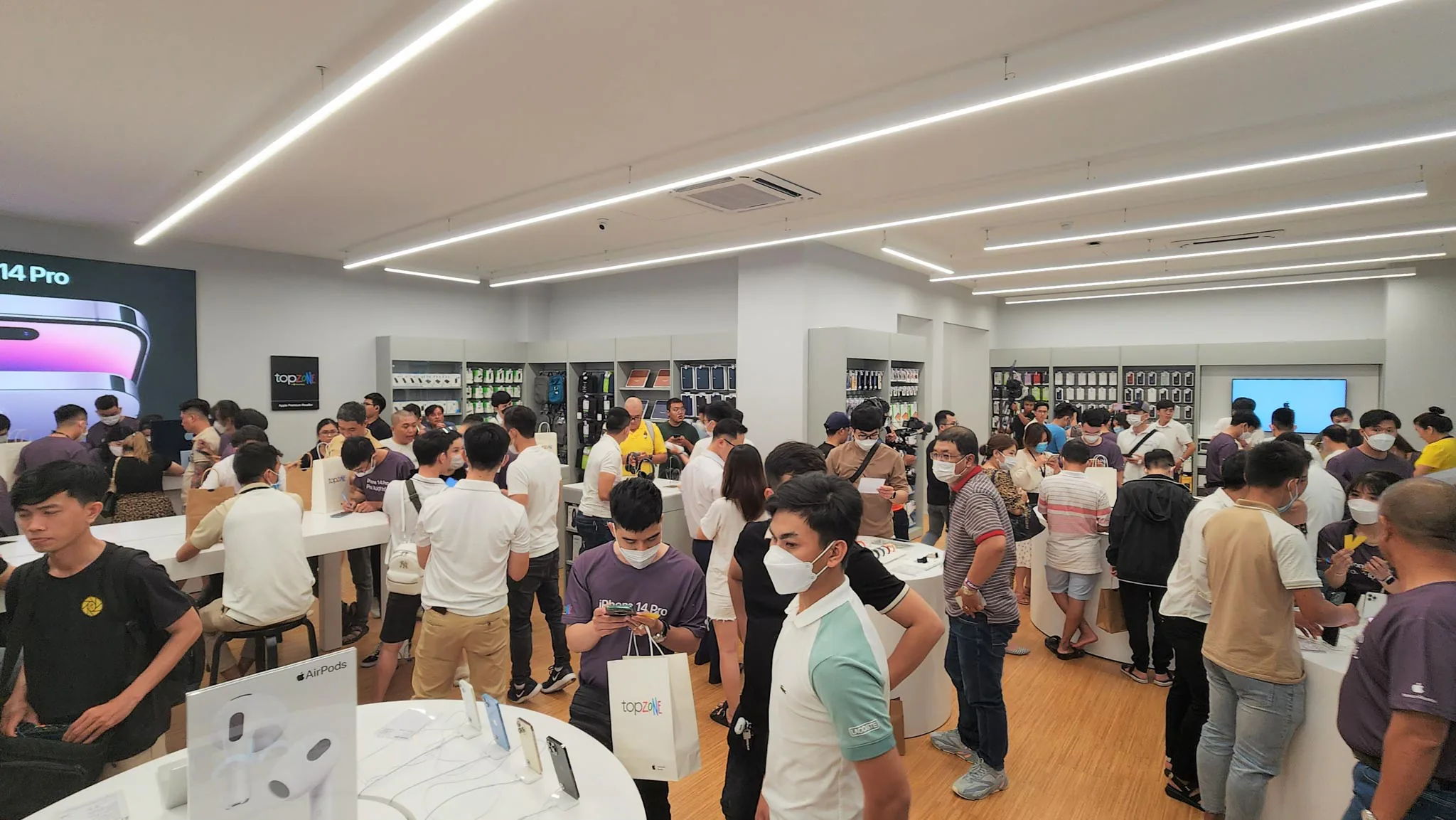 Thế Giới Di Động chính thức mở bán iPhone 14 series, nhanh chóng mở rộng TopZone, mở mới TopCare để giao hàng sớm với số lượng khủng nhất