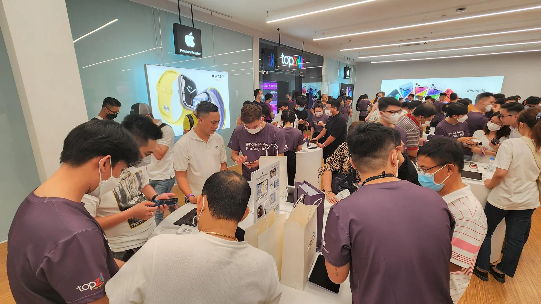 Thế Giới Di Động chính thức mở bán iPhone 14 series, nhanh chóng mở rộng TopZone, mở mới TopCare để giao hàng sớm với số lượng khủng nhất