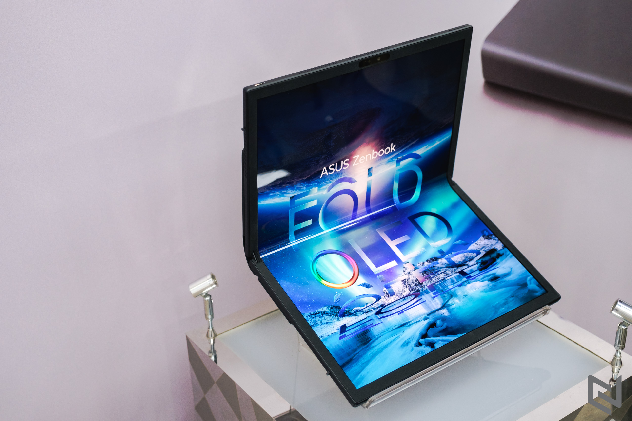 Trên tay ASUS Zenbook 17 Fold OLED: Laptop xách tay màn hình gập với thiết kế độc đáo và rất đột phá