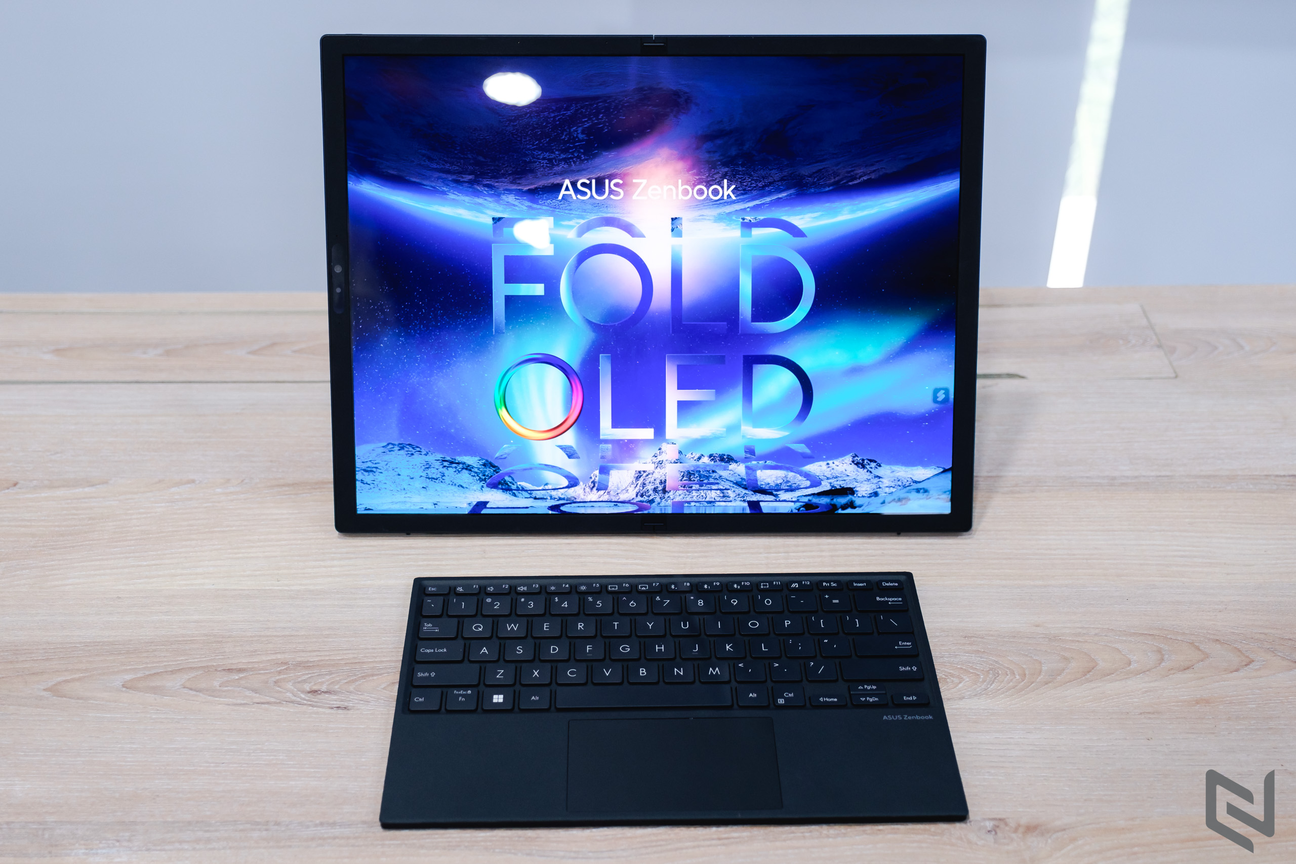 Trên tay ASUS Zenbook 17 Fold OLED: Laptop xách tay màn hình gập với thiết kế độc đáo và rất đột phá