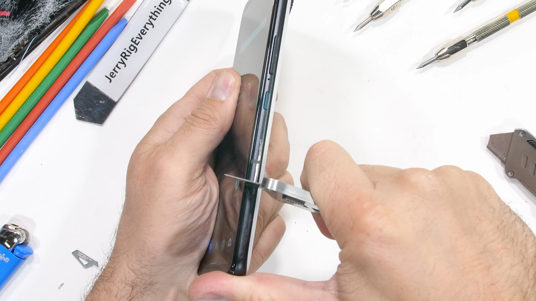 Thử nghiệm độ bền ASUS ROG Phone 6 Pro: Cong vẹo sau màn test độ cứng
