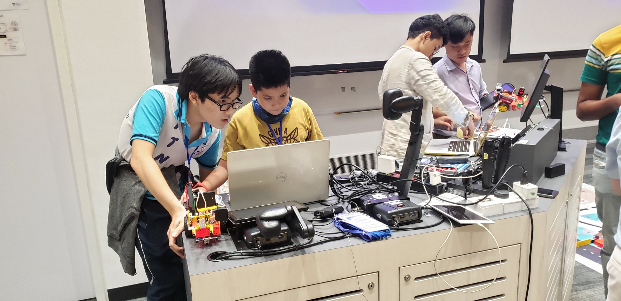 Học sinh Việt đạt giải vô địch cuộc thi Lập trình Robot tại Singapore