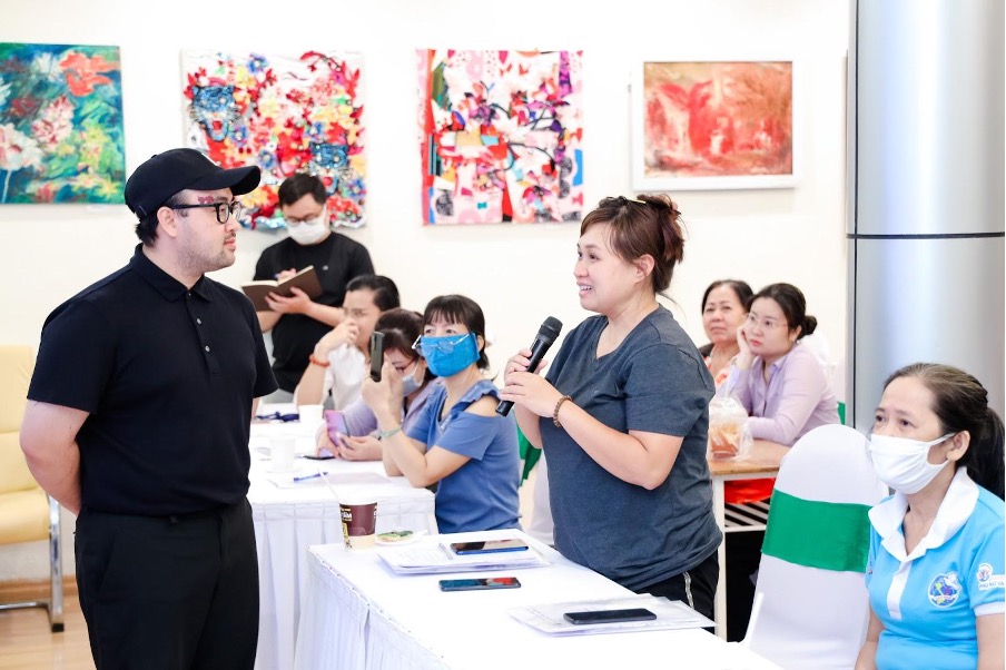 100 chiếc smartphone đã được Xiaomi Việt Nam trao tặng đến các chị em phụ nữ có dự định lập nghiệp trong lĩnh vực ăn uống trên nền tảng số