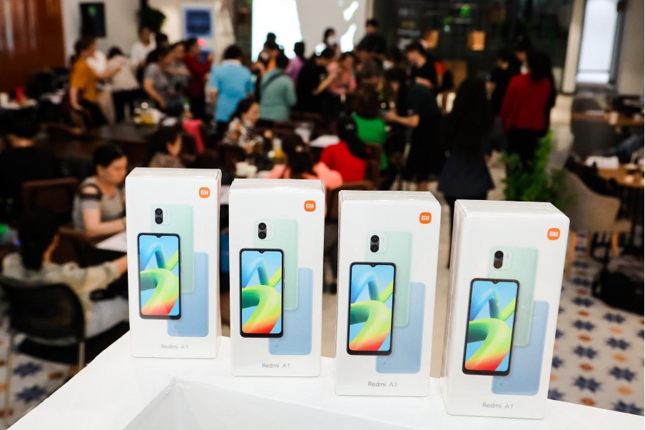 100 chiếc smartphone đã được Xiaomi Việt Nam trao tặng đến các chị em phụ nữ có dự định lập nghiệp trong lĩnh vực ăn uống trên nền tảng số