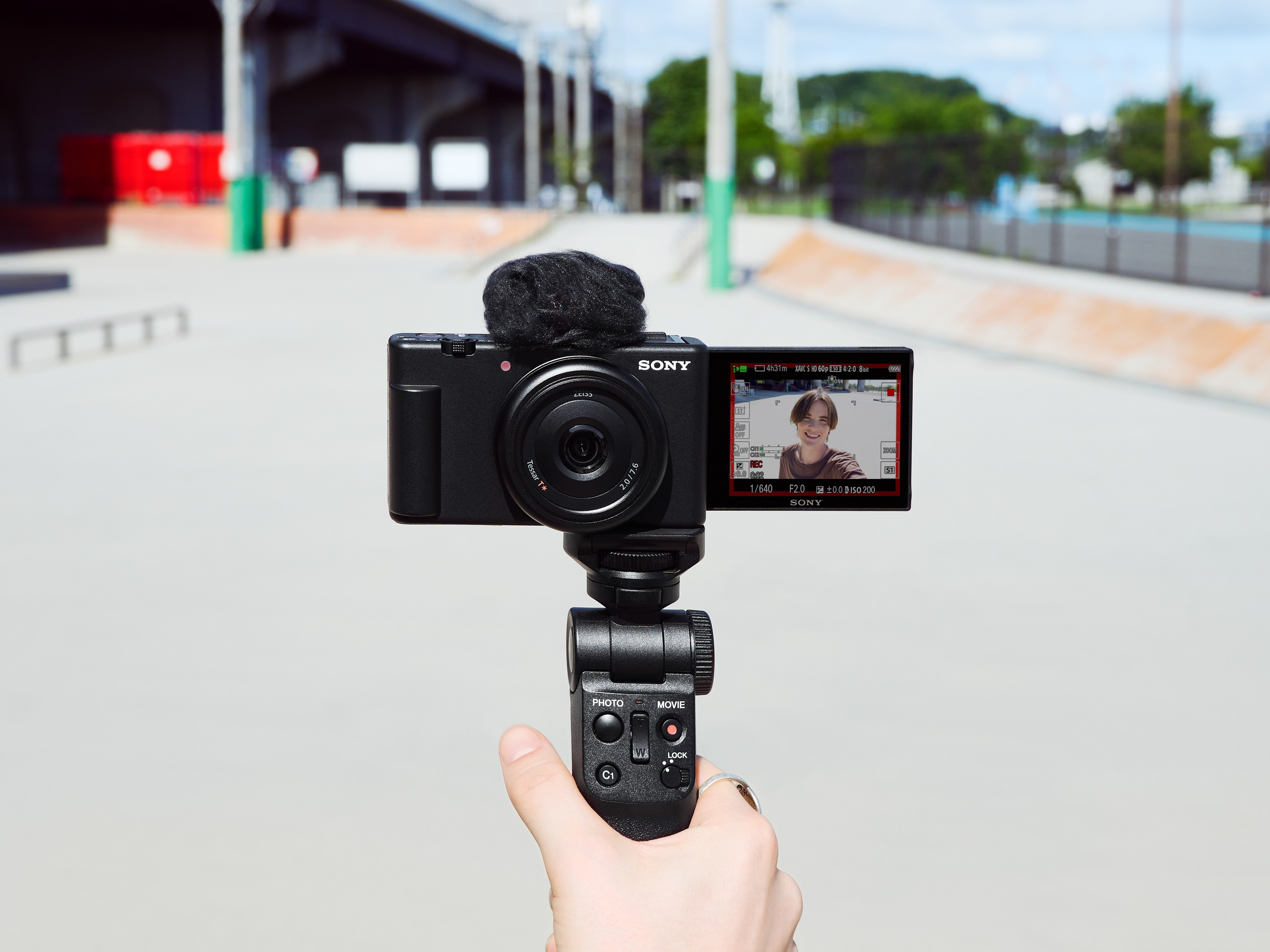 Sony mở rộng dải sản phẩm Vlog với máy quay ZV-1F, giá bán 13,990,000 VND