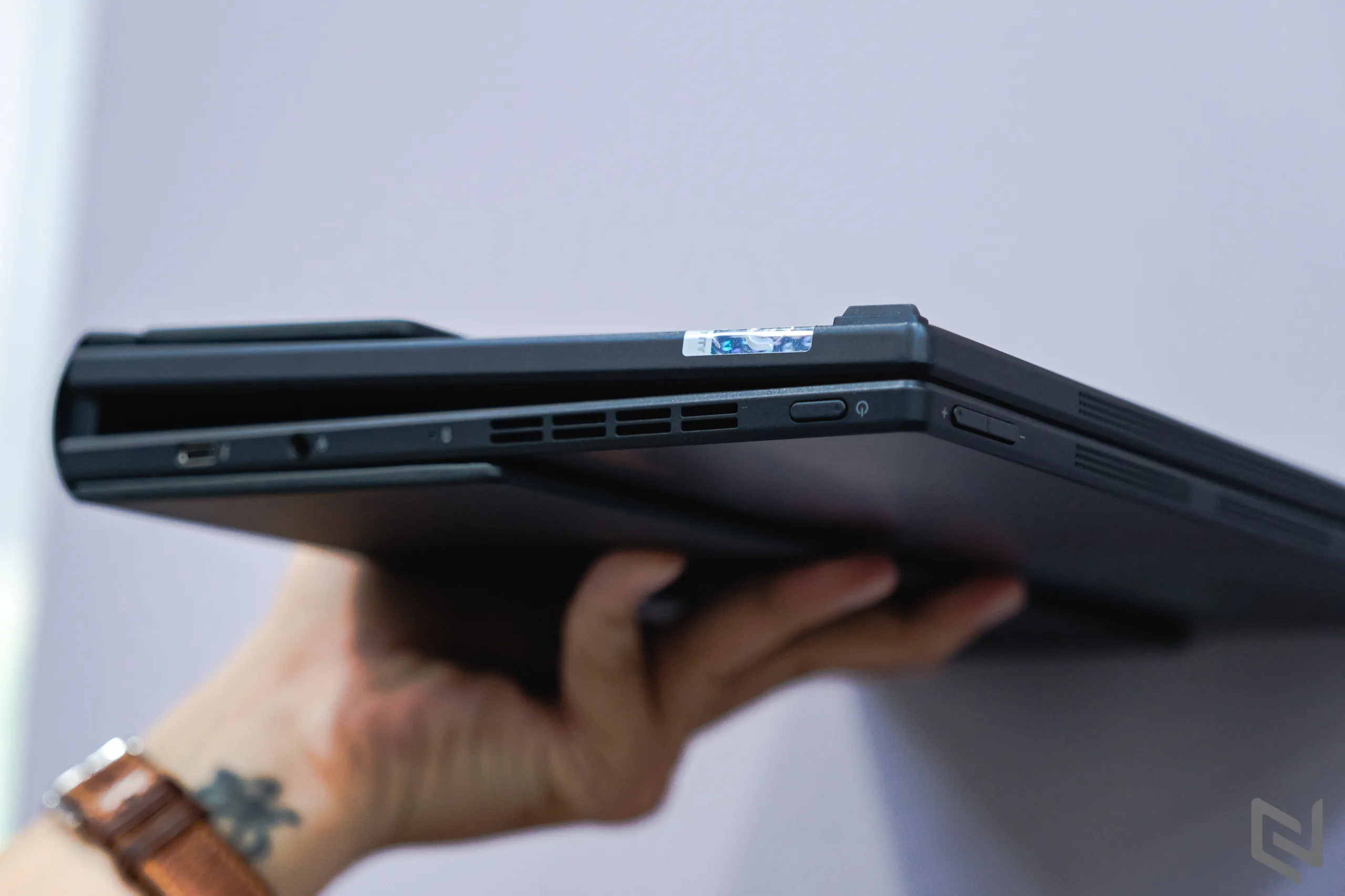 Trên tay ASUS Zenbook 17 Fold OLED: Laptop xách tay màn hình gập với thiết kế độc đáo và rất đột phá