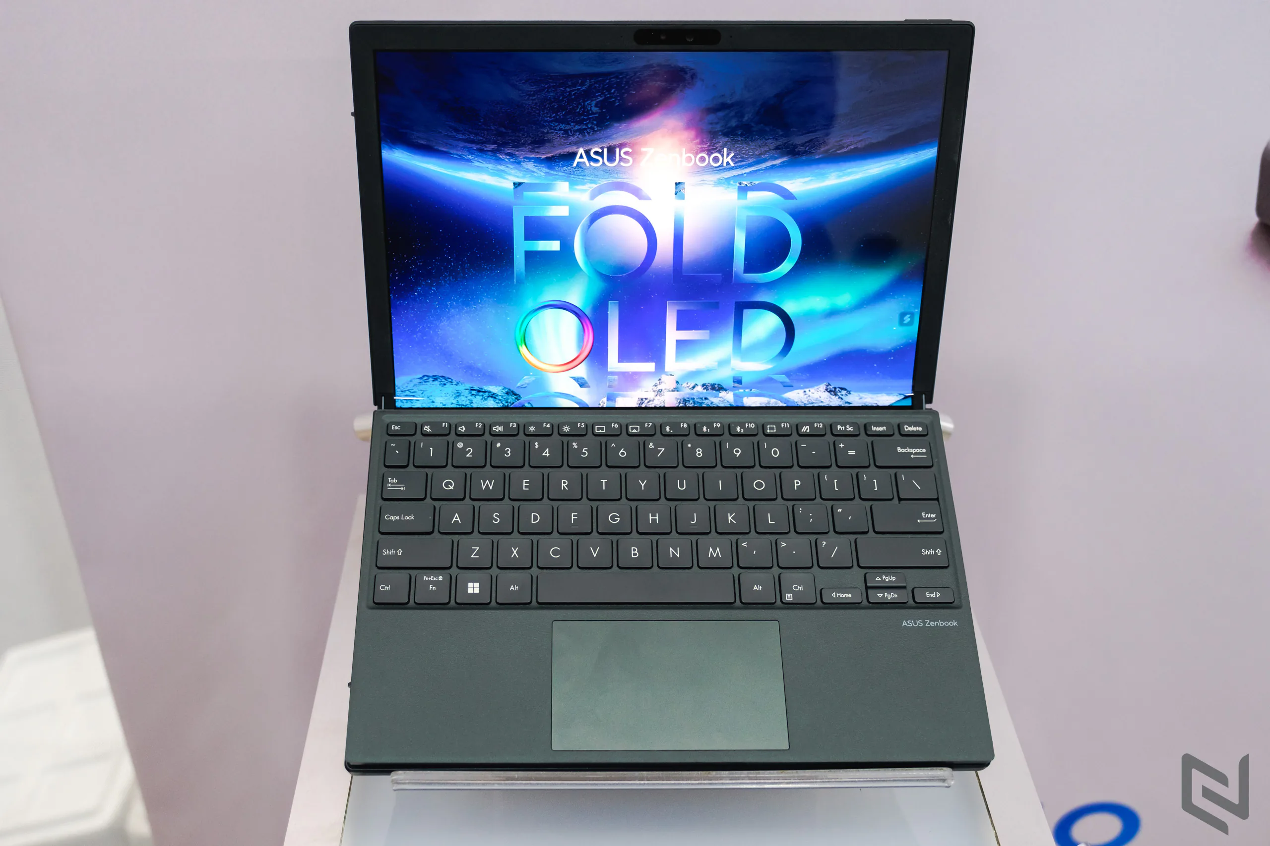 Trên tay ASUS Zenbook 17 Fold OLED: Laptop xách tay màn hình gập với thiết kế độc đáo và rất đột phá